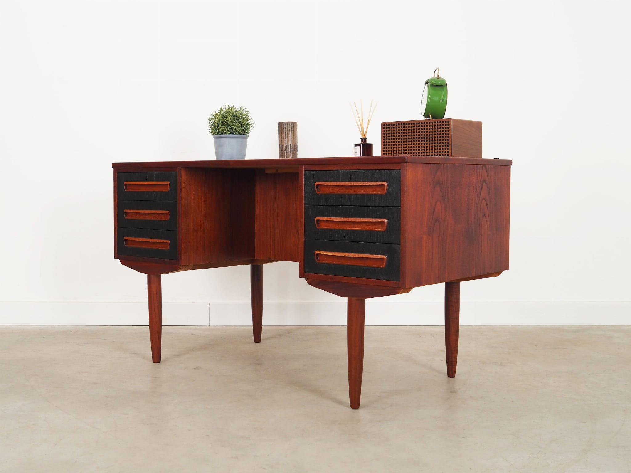 Vintage Schreibtisch Teakholz Braun 1970er Jahre