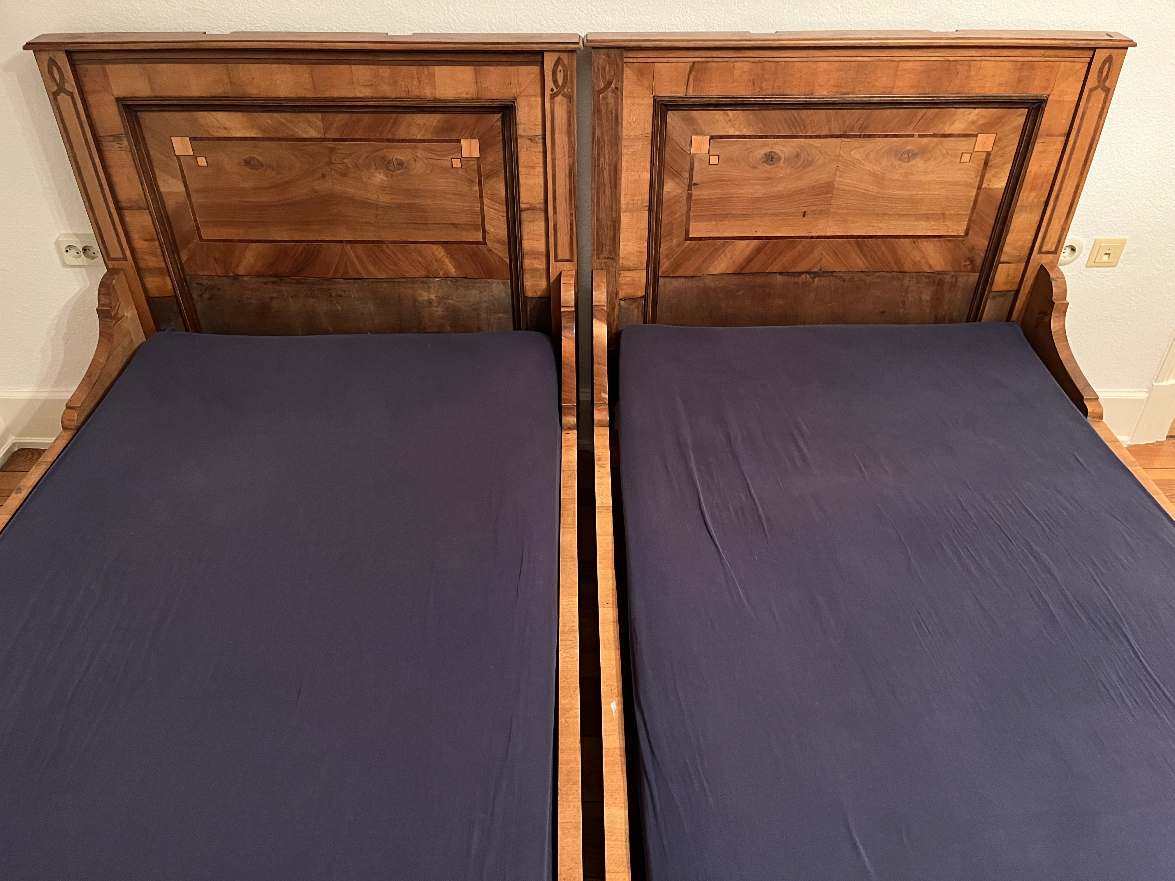 2x Vintage Bett Massivholz Braun 1880er Jahre