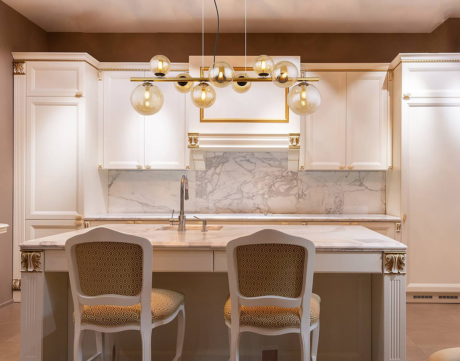 Riha LED-Pendelleuchte Farbglas Eisen Gold