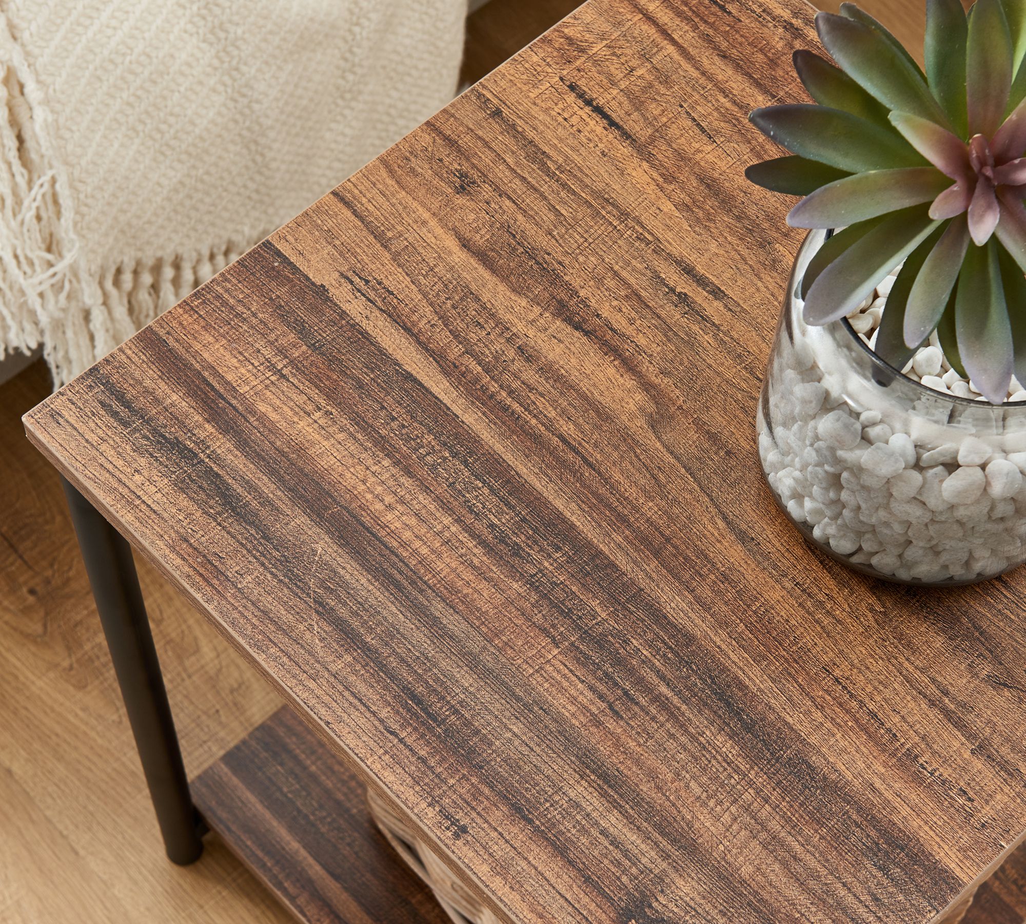 Tisch aus Holz mit Metallrahmen