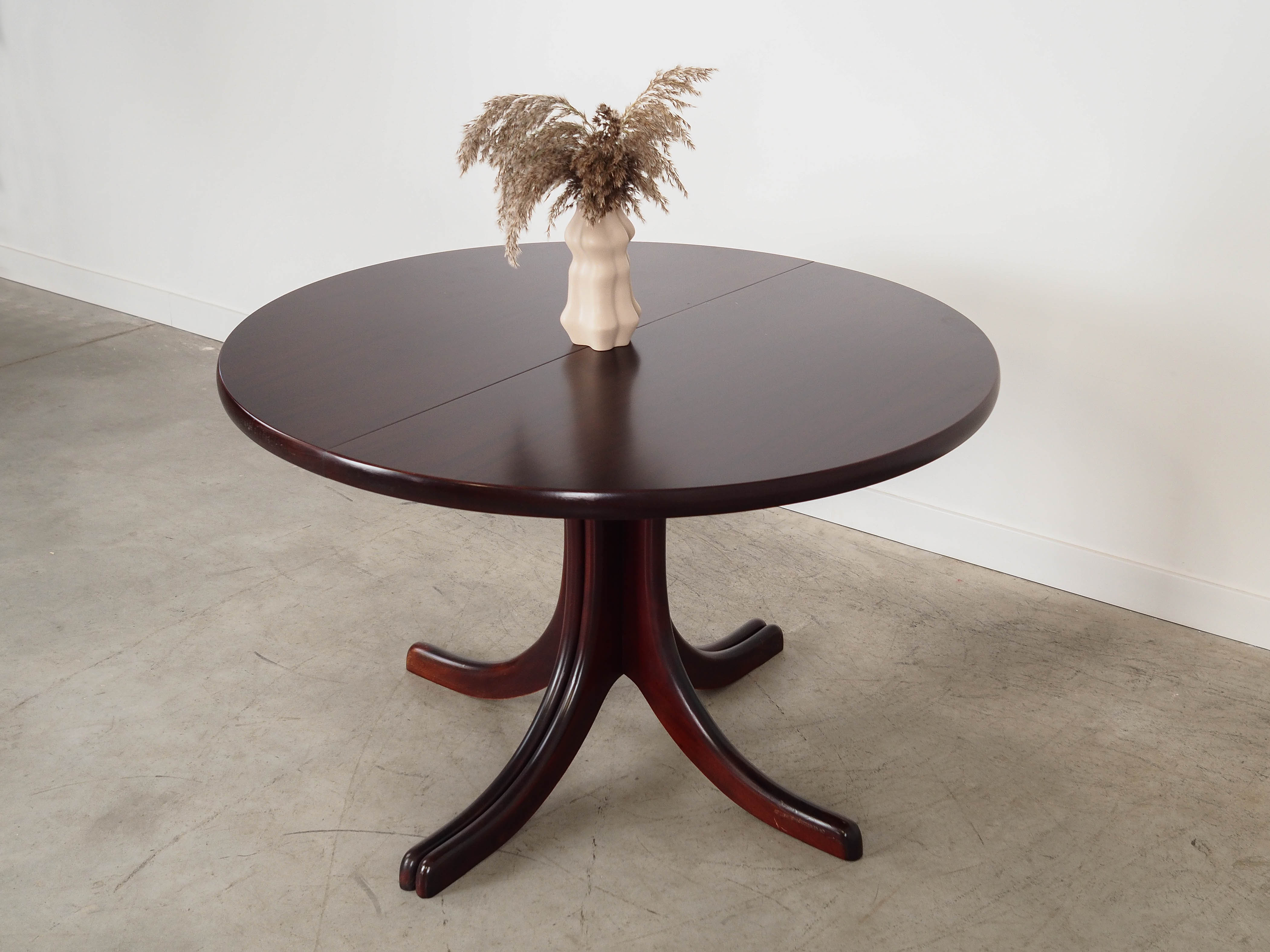 Mahogany table Dark brown 1970s Ø115cm