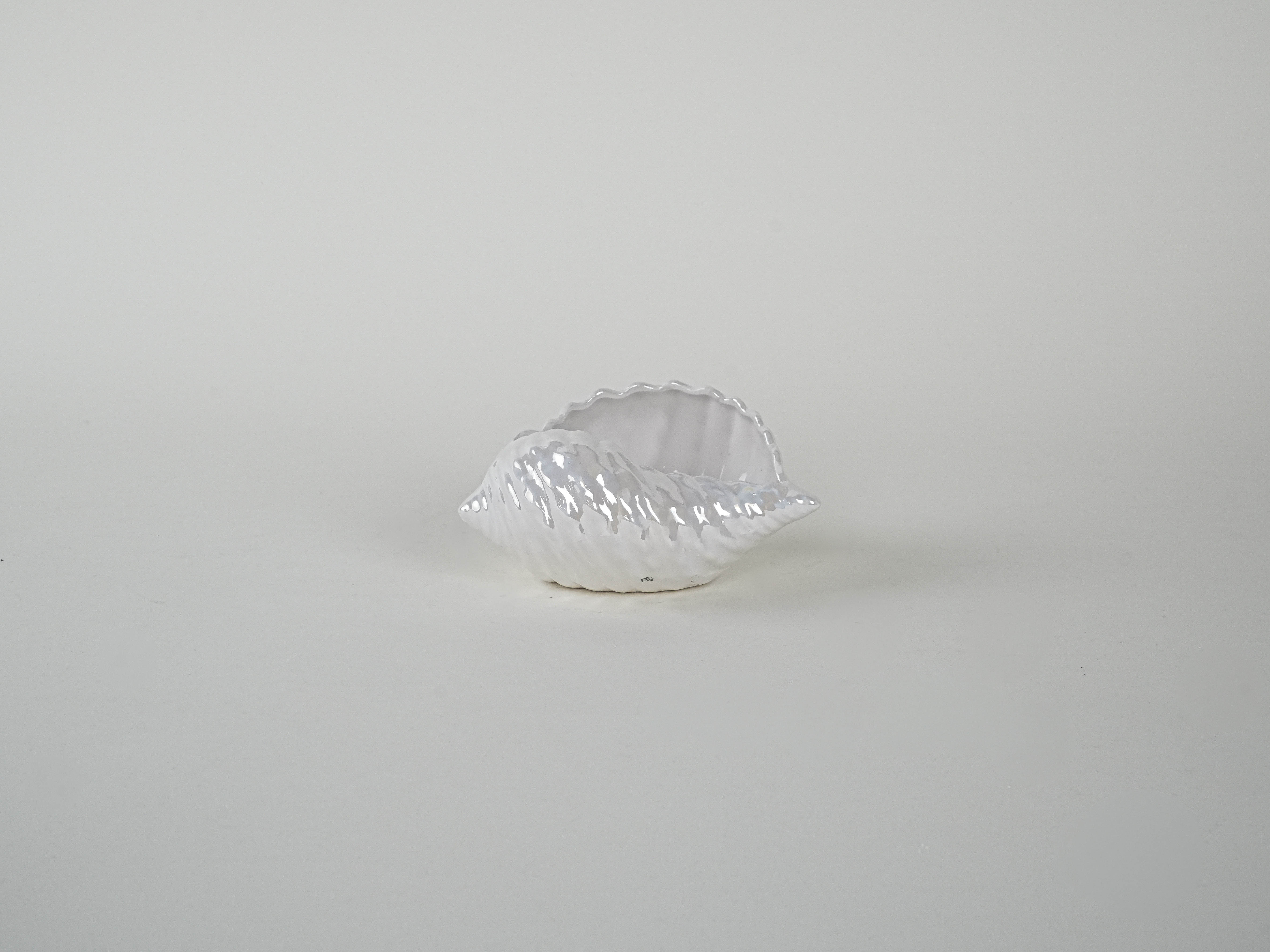 Decorative porcelain shell-shaped bowl White 1970s