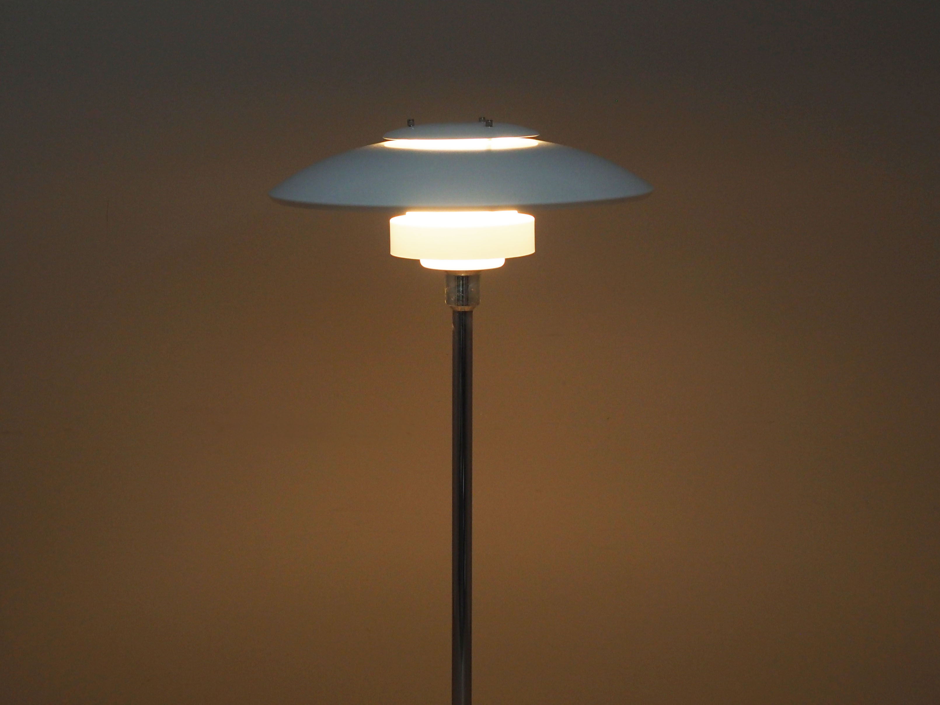 Stehlampe Metall Weiß 1970er Jahre