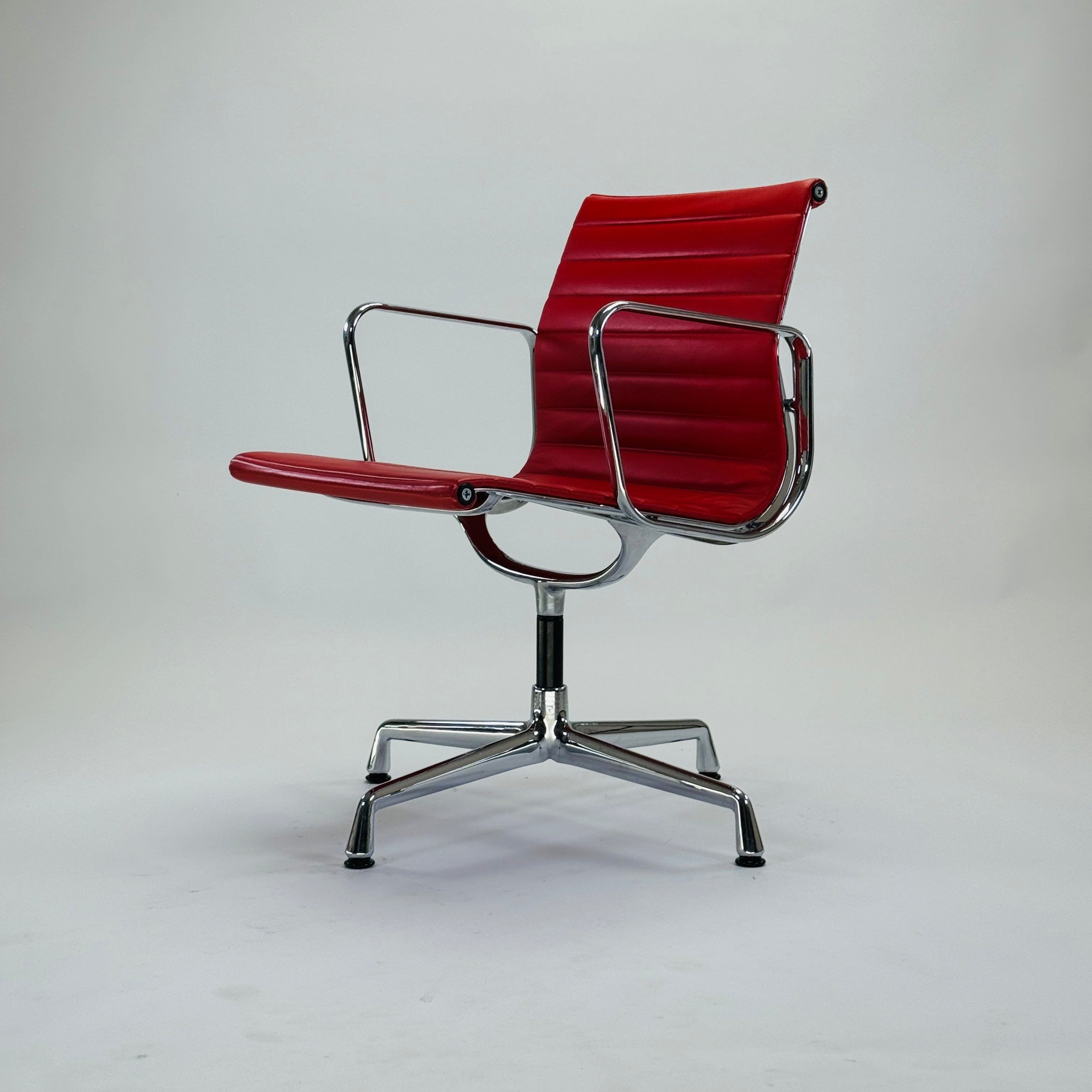 Eames EA 108 Aluminium Chair Leder Rot