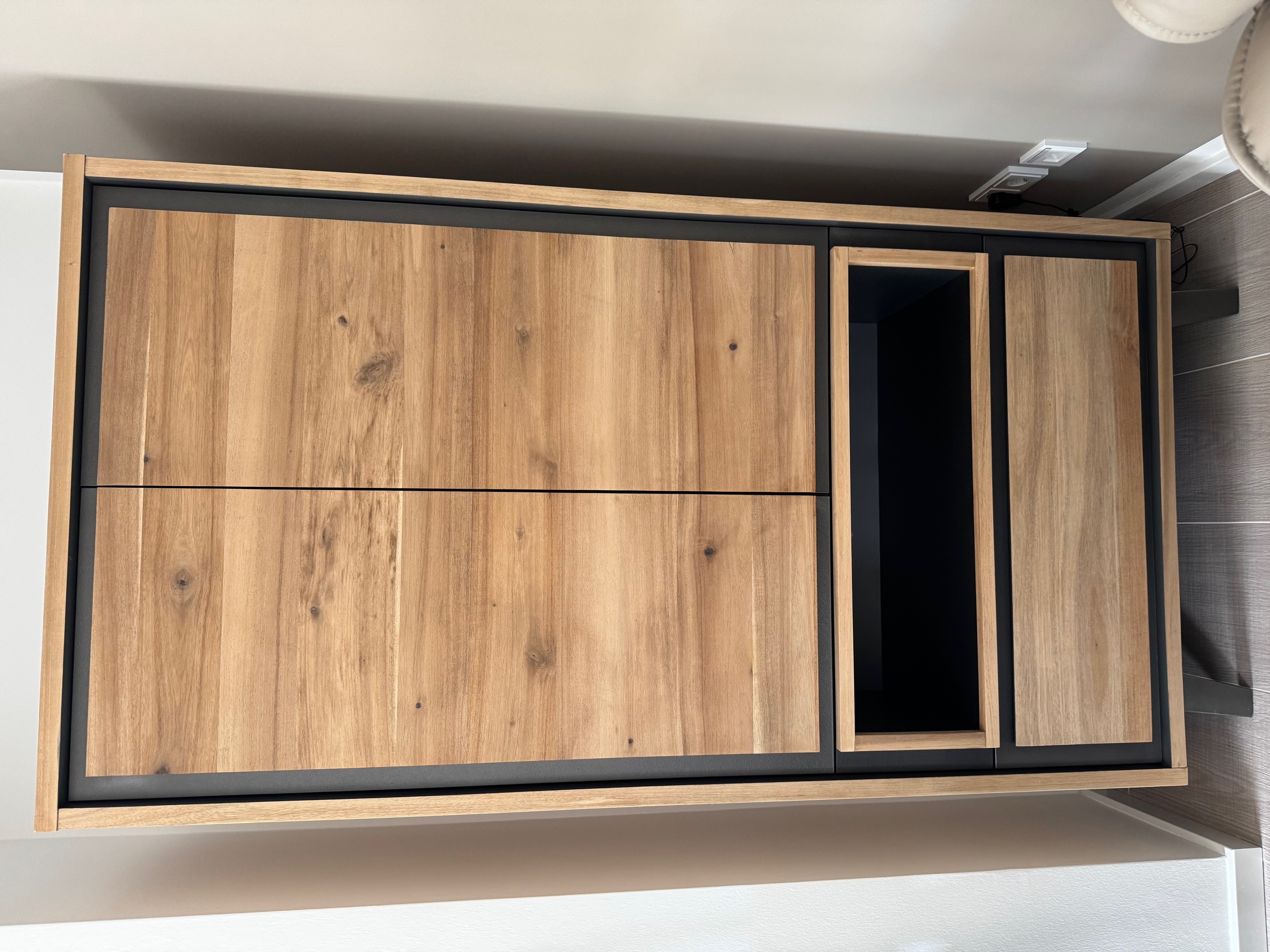 Schrank mit LED-Beleuchtung Akazienholz