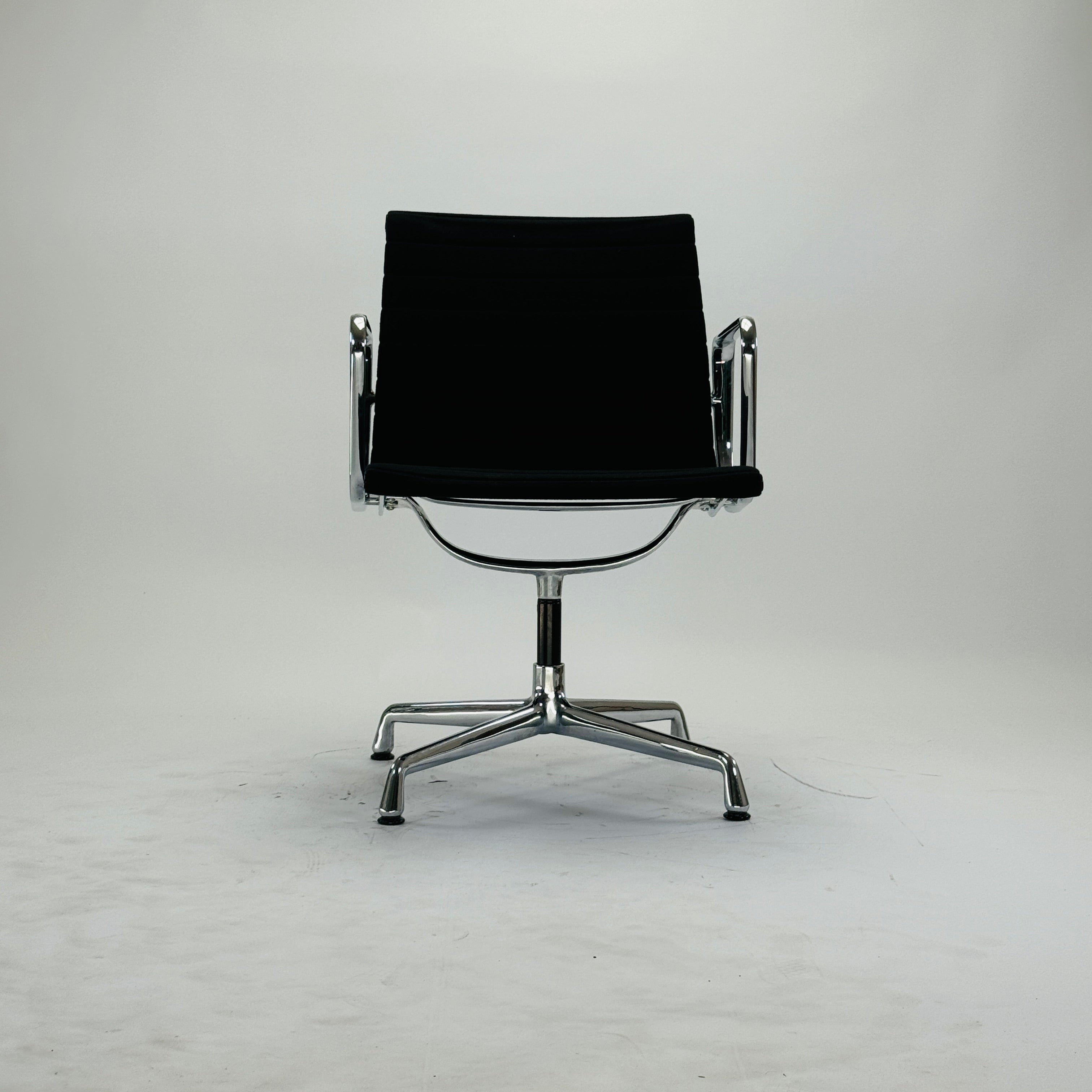 Eames EA 108 Aluminium Chair Schwarz