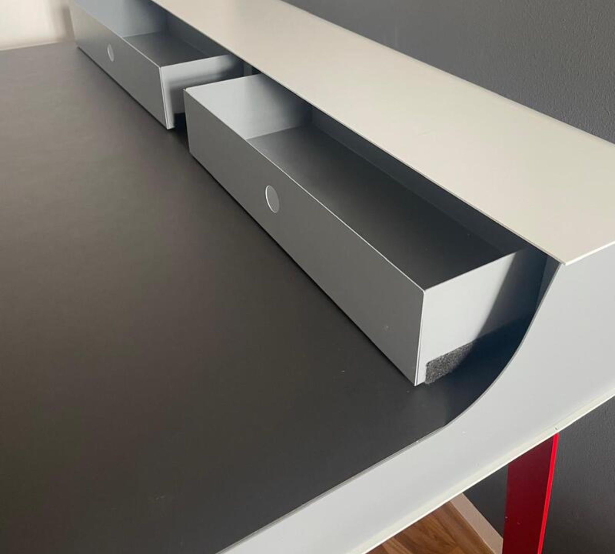 PS10 Sekretär Stahl Mehrfarbig
