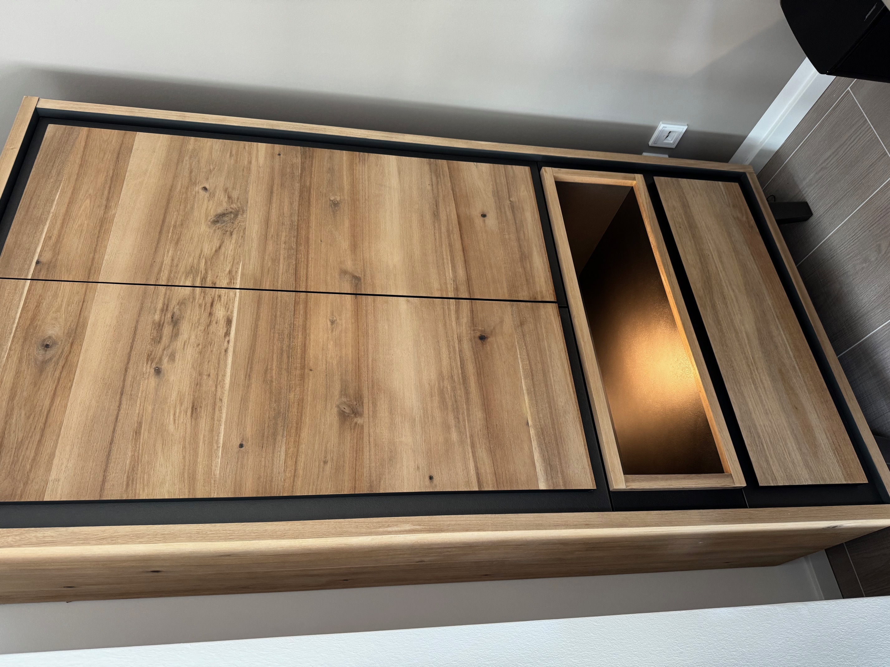 Schrank mit LED-Beleuchtung Akazienholz