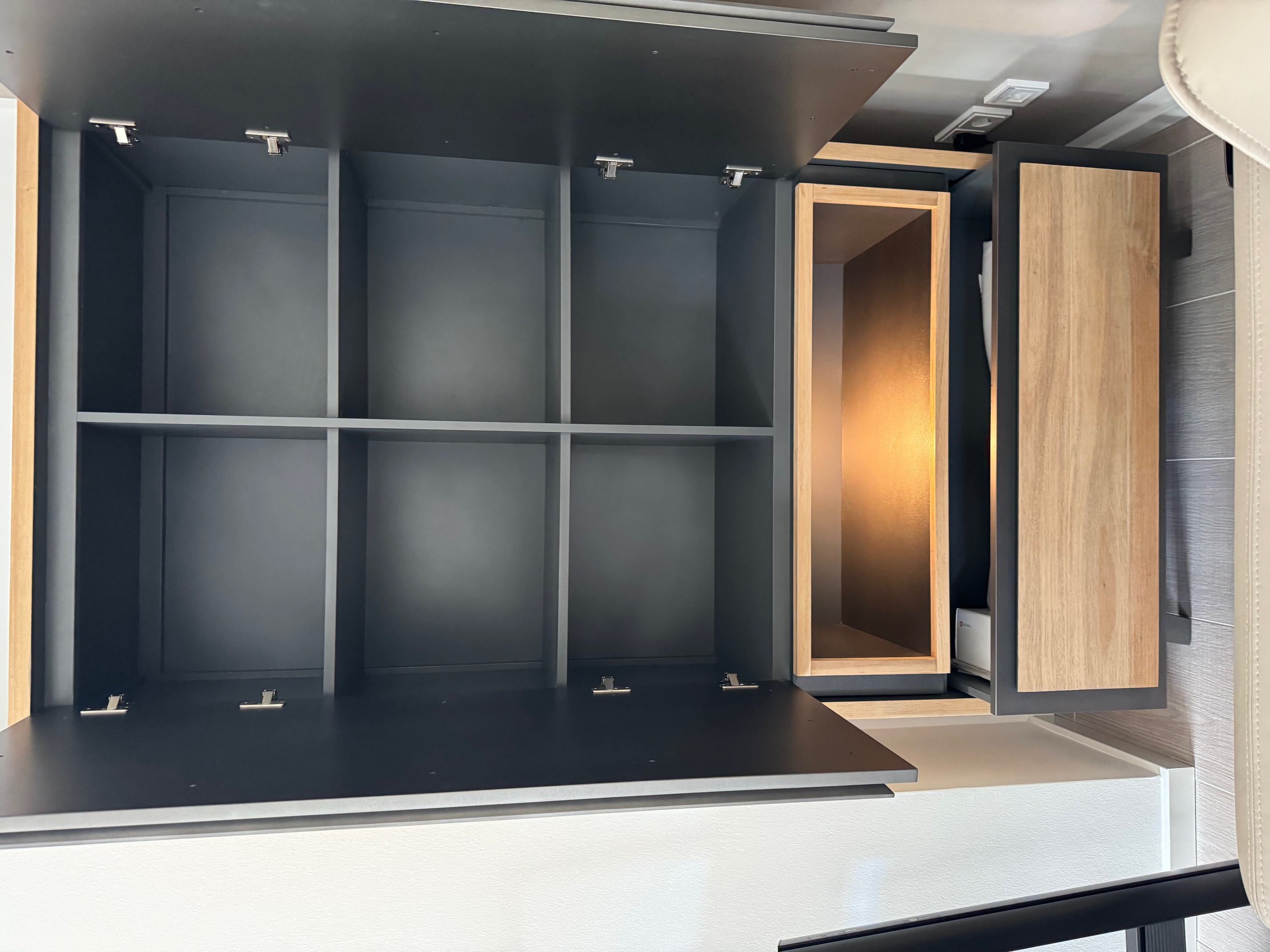 Schrank mit LED-Beleuchtung Akazienholz