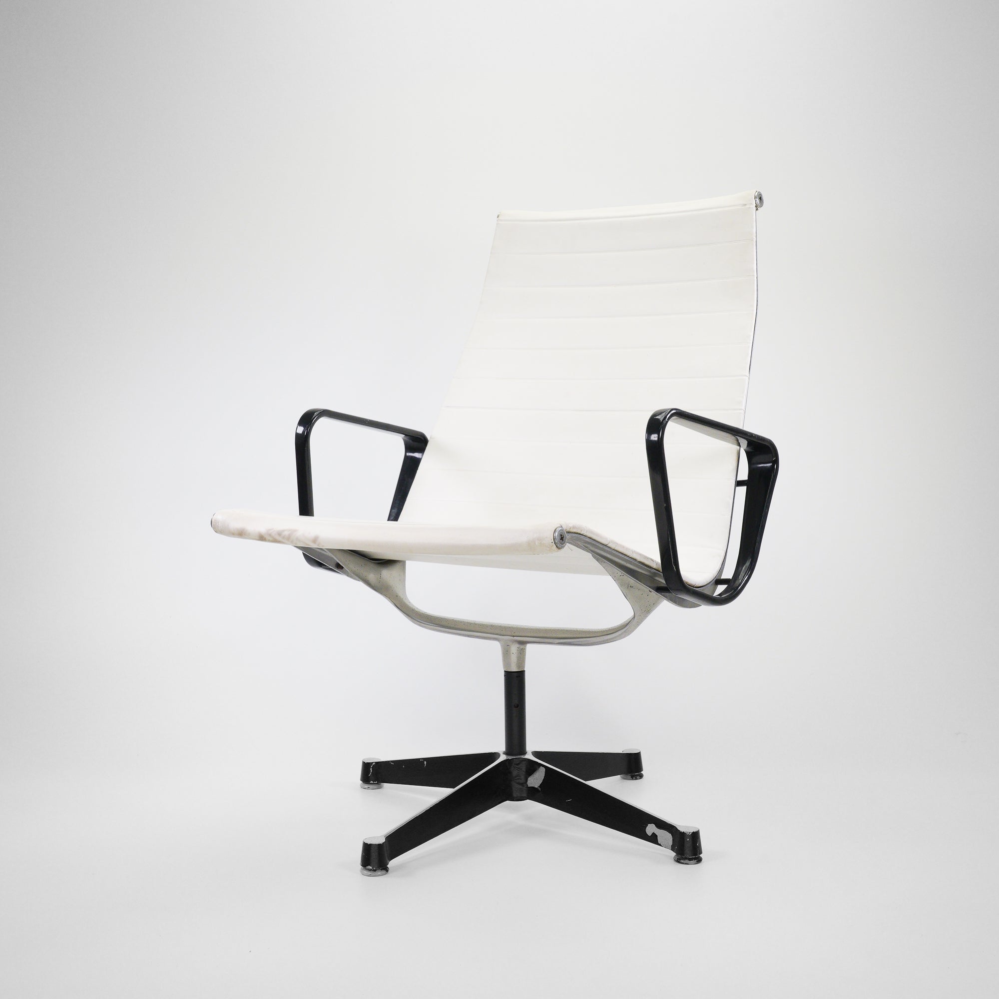 Vitra EA116 Chair Schwarz Weiß