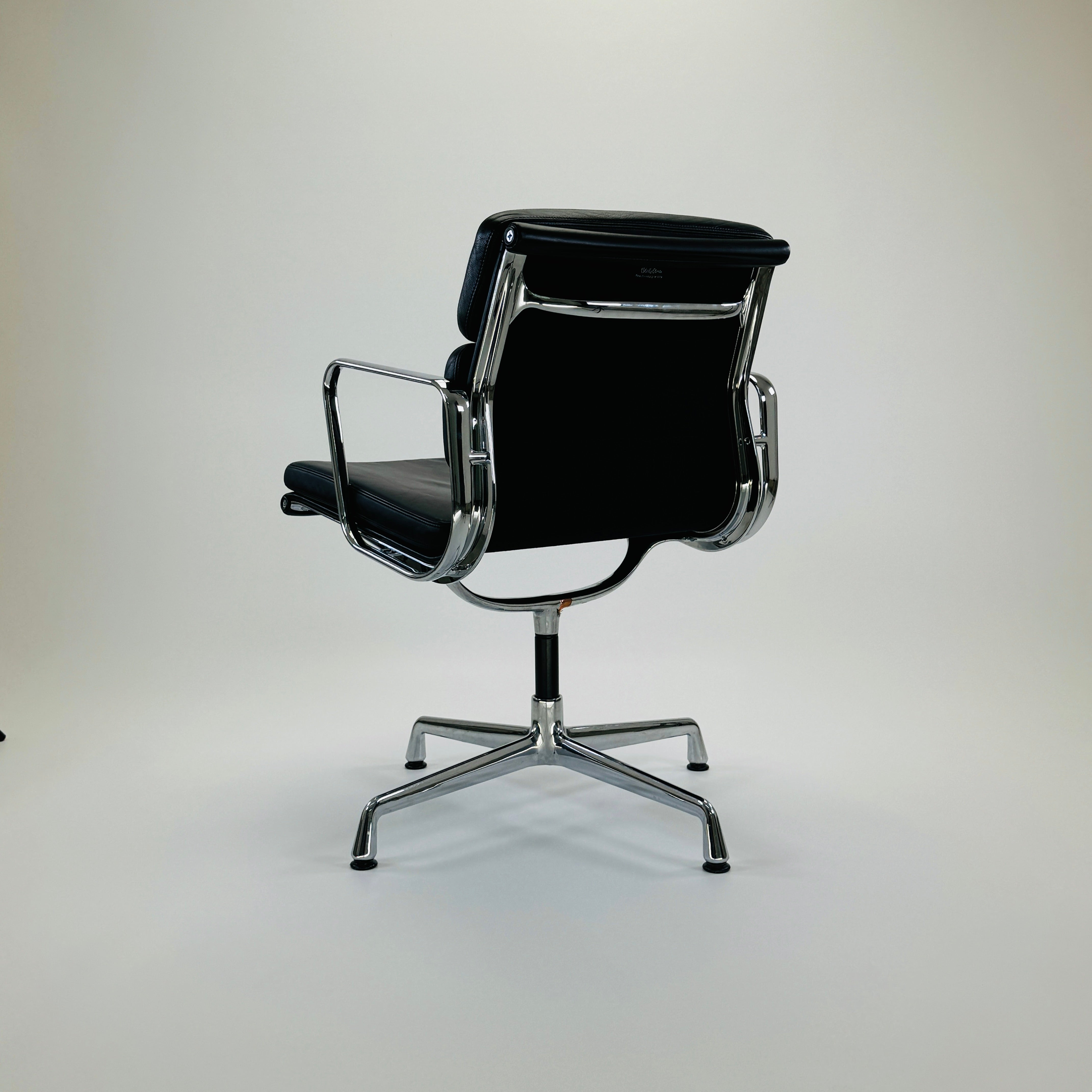 Vitra Eames EA208 Soft Pad Chair Leder Schwarz