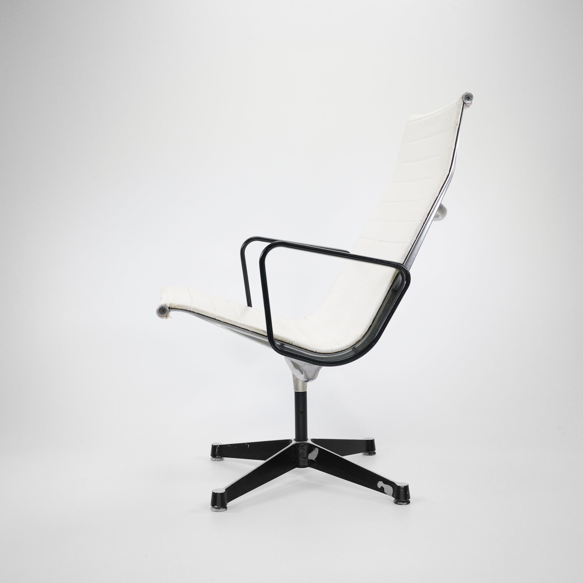 Vitra EA116 Chair Schwarz Weiß