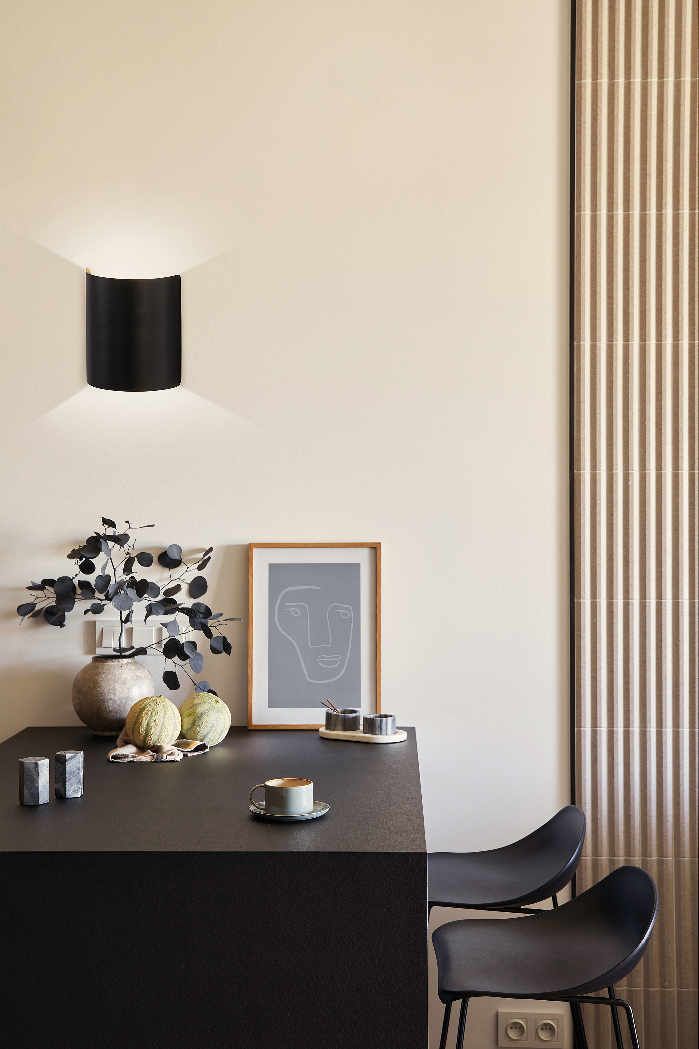 LED wall lamp Halv Black