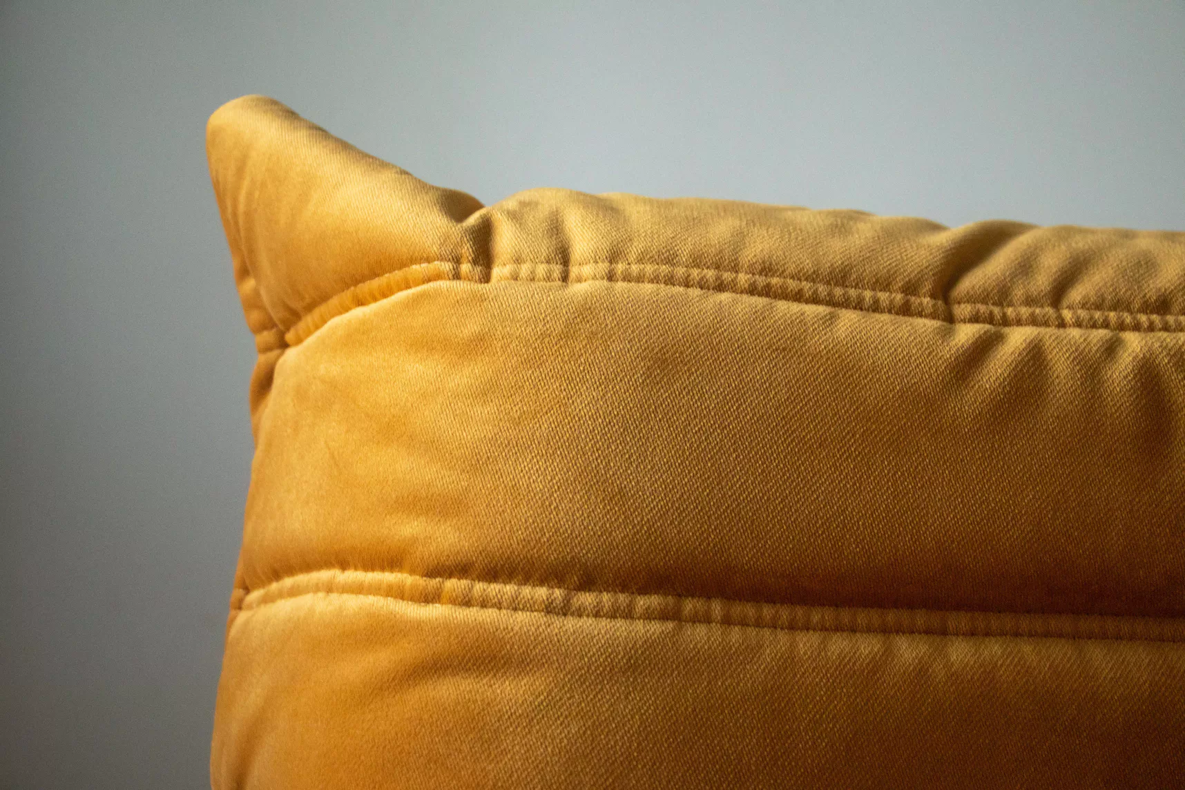 Divano Togo 2 posti velluto giallo oro