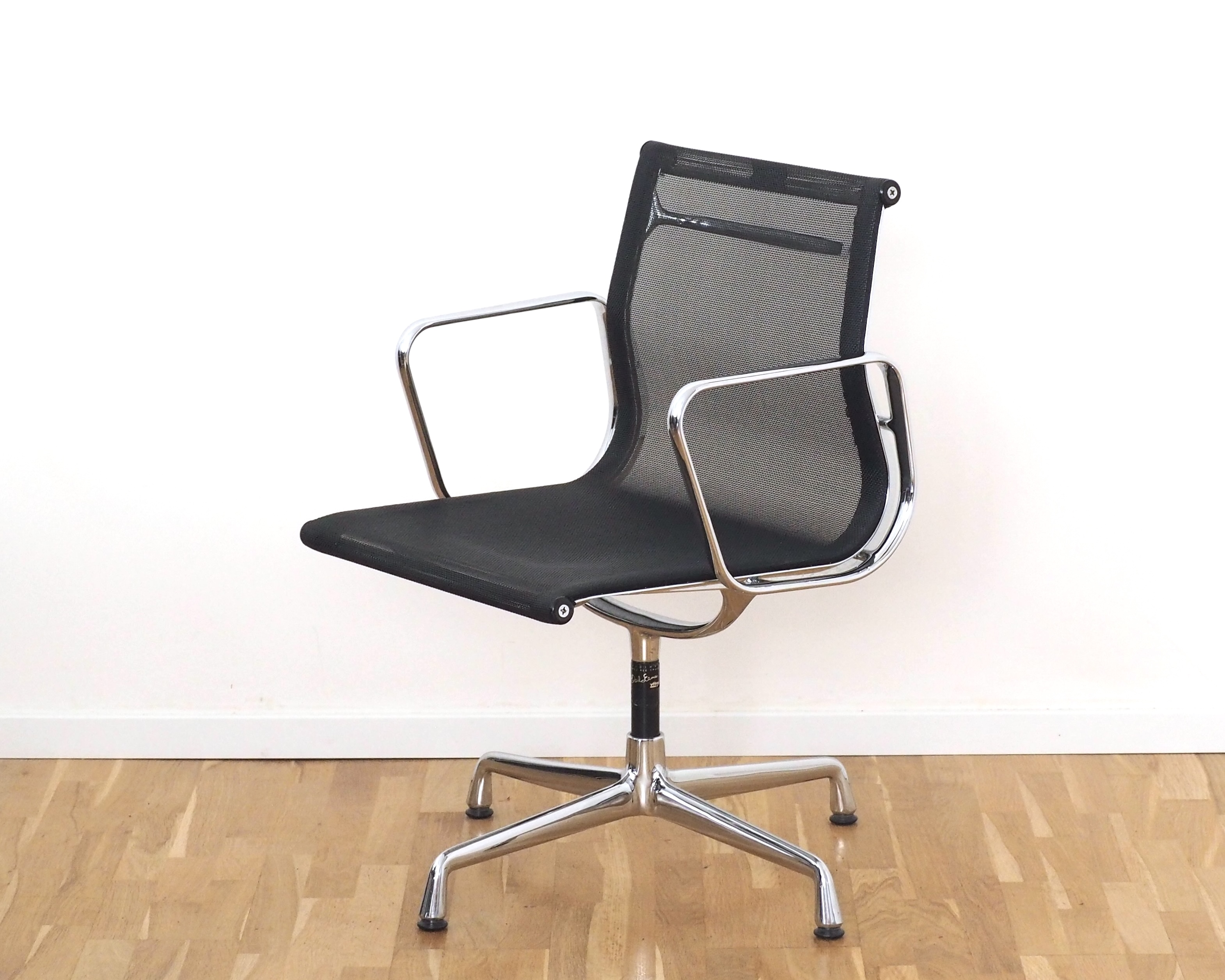 Alu Chair EA 108 Drehbar Netzgewebe Schwarz