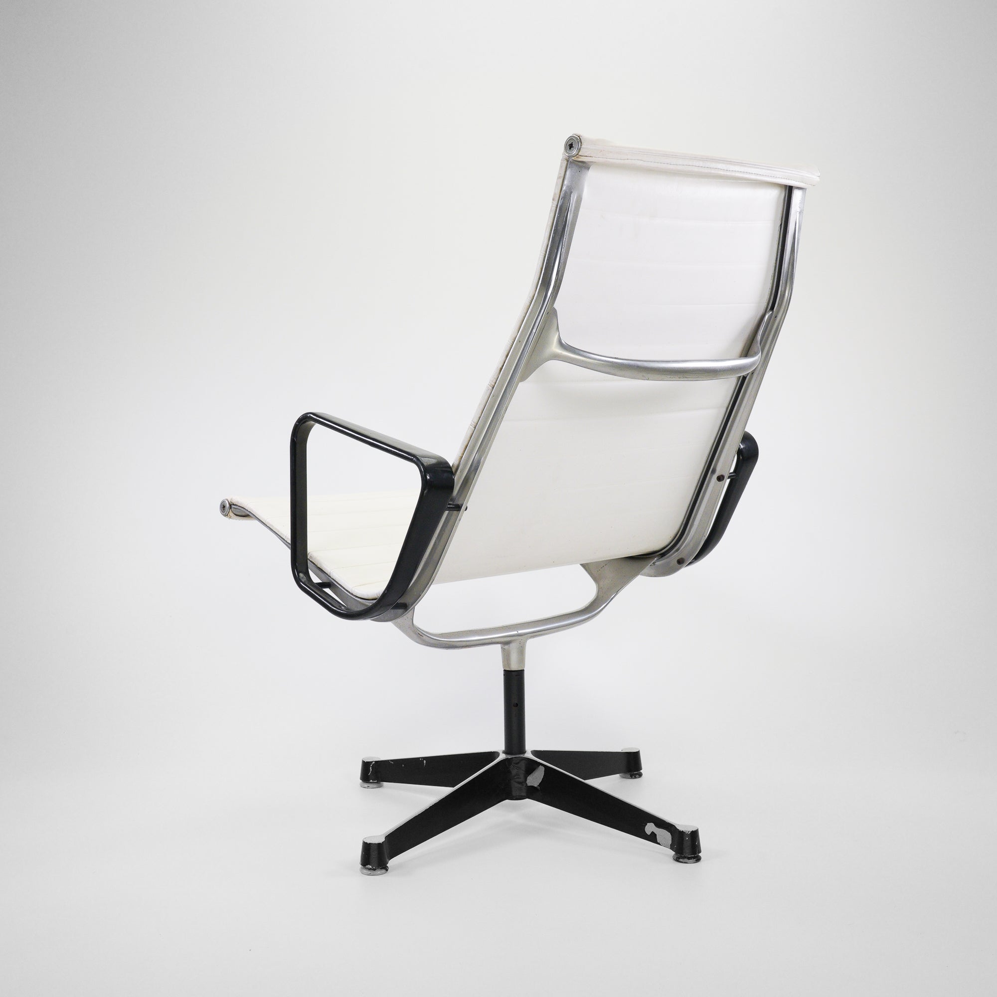 Vitra EA116 Chair Schwarz Weiß