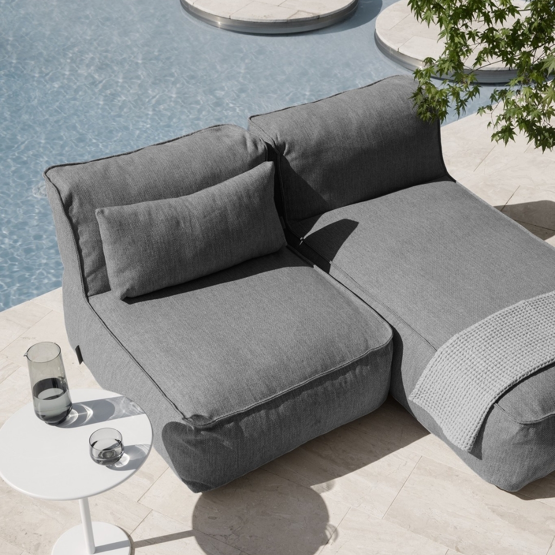 The only German parts of the text are the brand and product name, "Grow Outdoor Chaiselongue Coal 62073".

Here's the translation:

Grow Outdoor Chaise Lounge Coal 62073