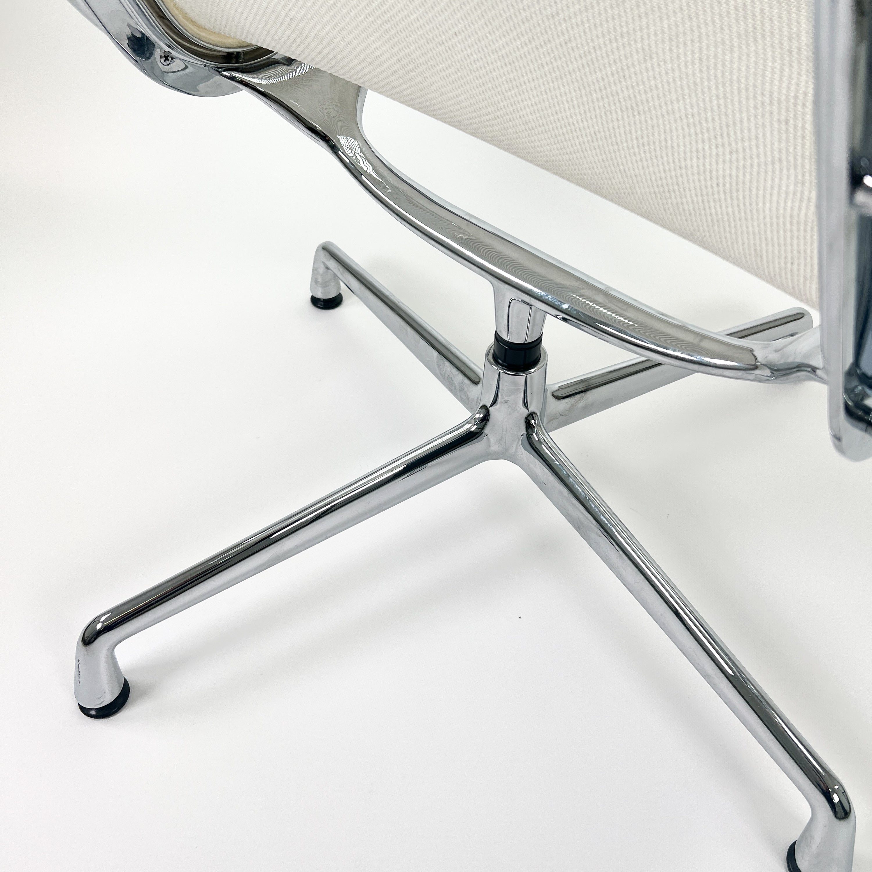 EA116 Office chair Chrome Mesh White