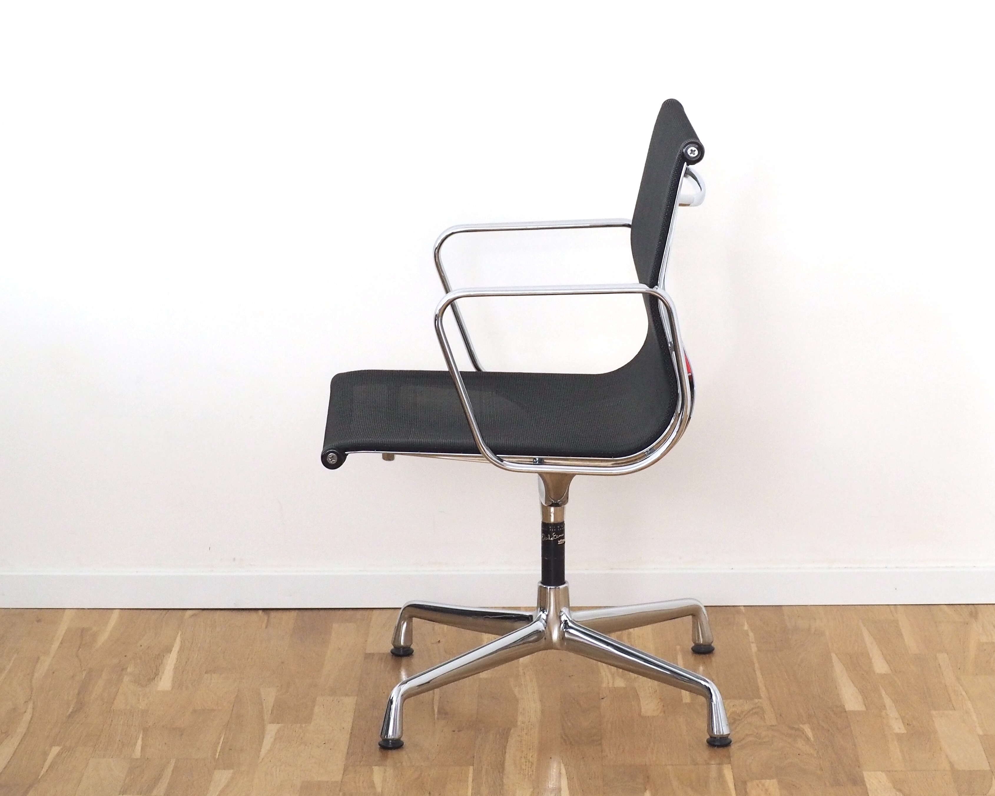 Alu Chair EA 108 Drehbar Netzgewebe Schwarz