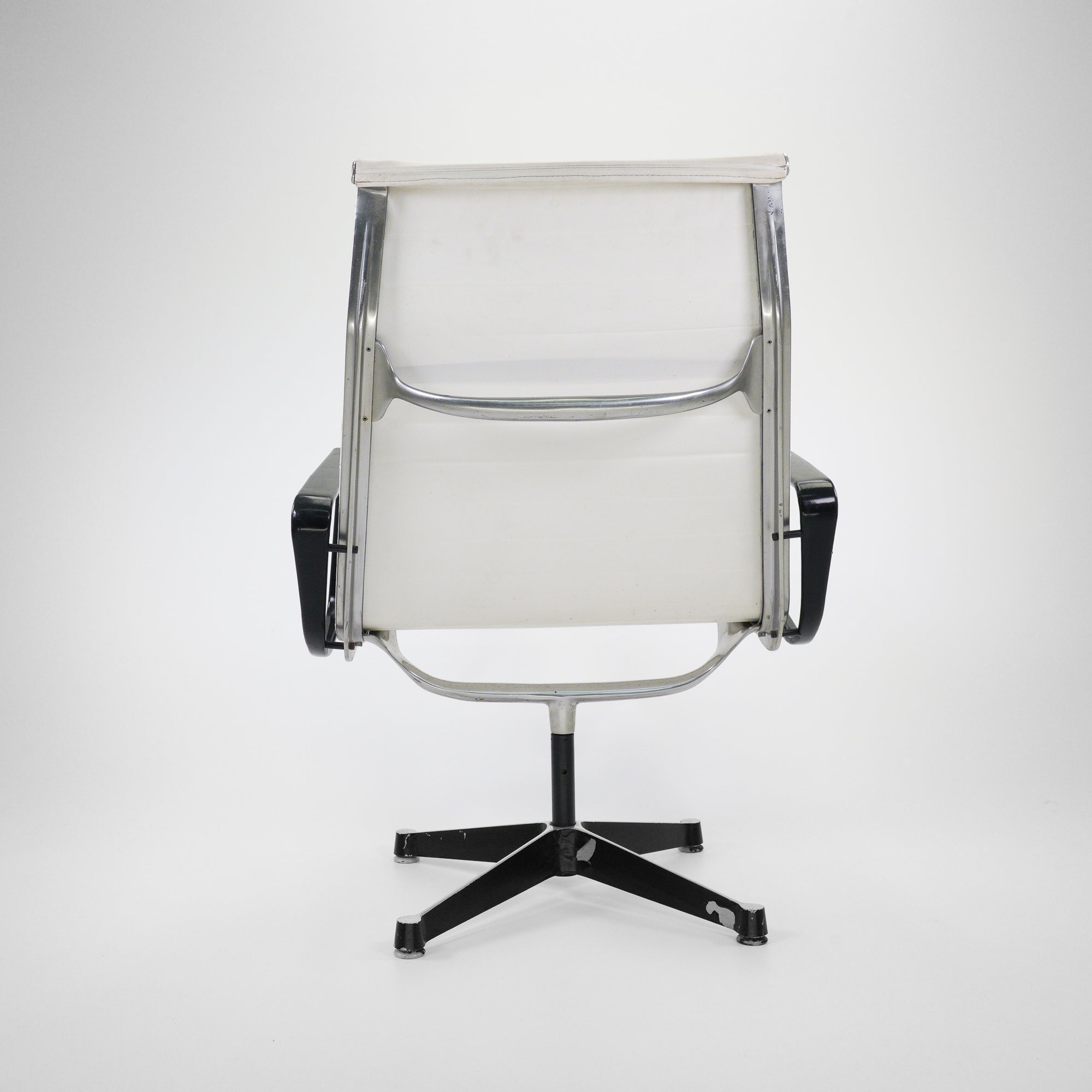 Vitra EA116 Chair Schwarz Weiß