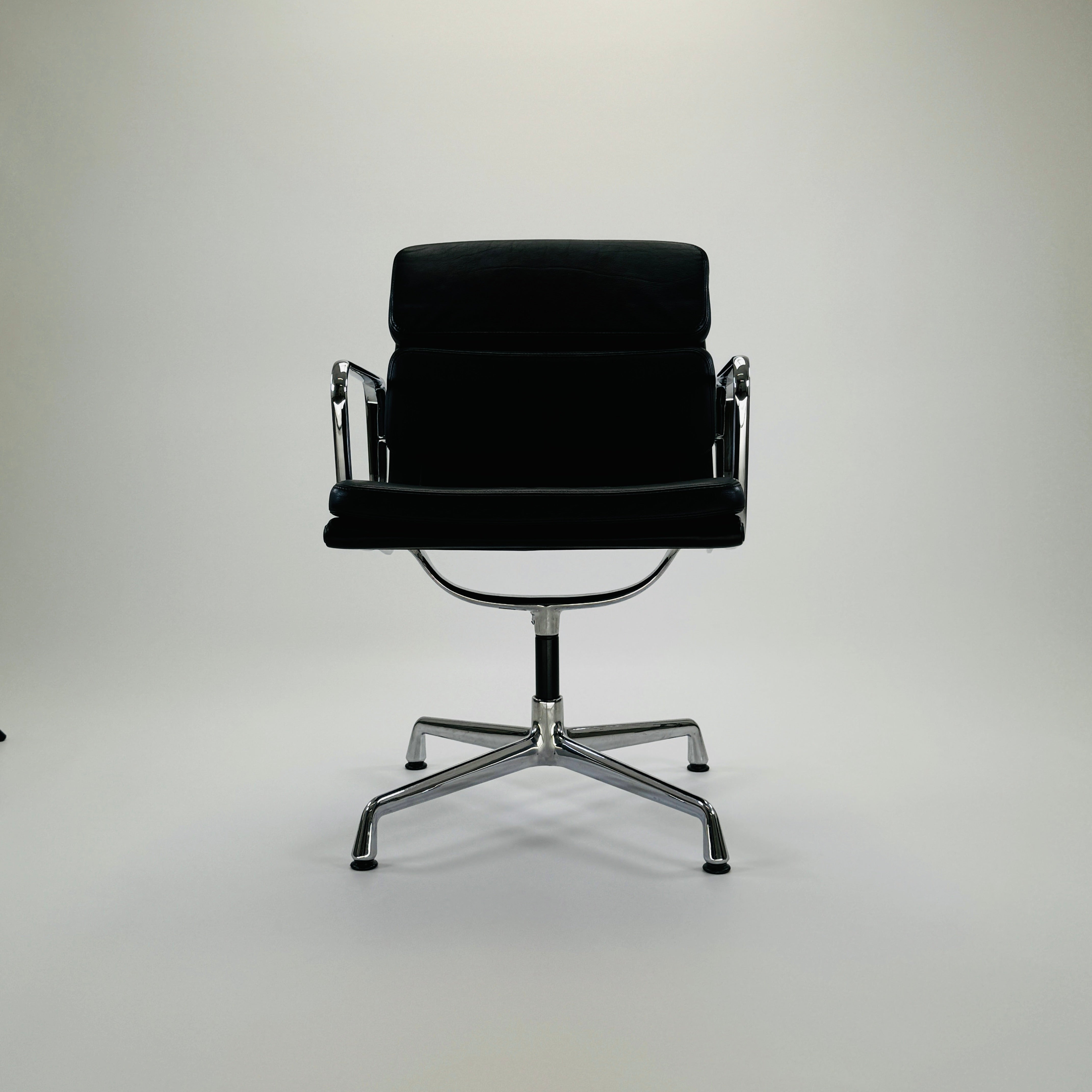 Vitra Eames EA208 Soft Pad Chair Leder Schwarz