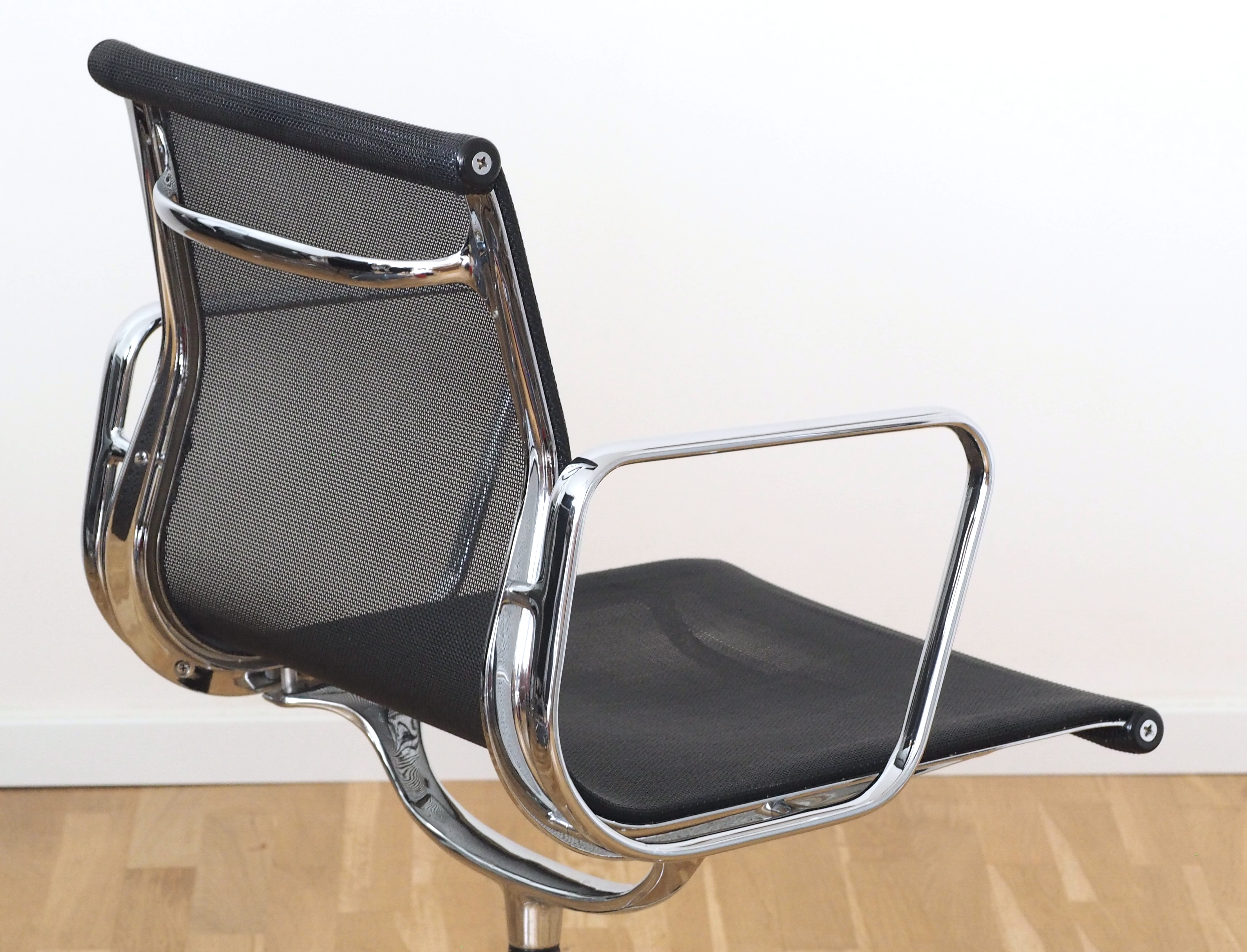 Alu Chair EA 108 Drehbar Netzgewebe Schwarz