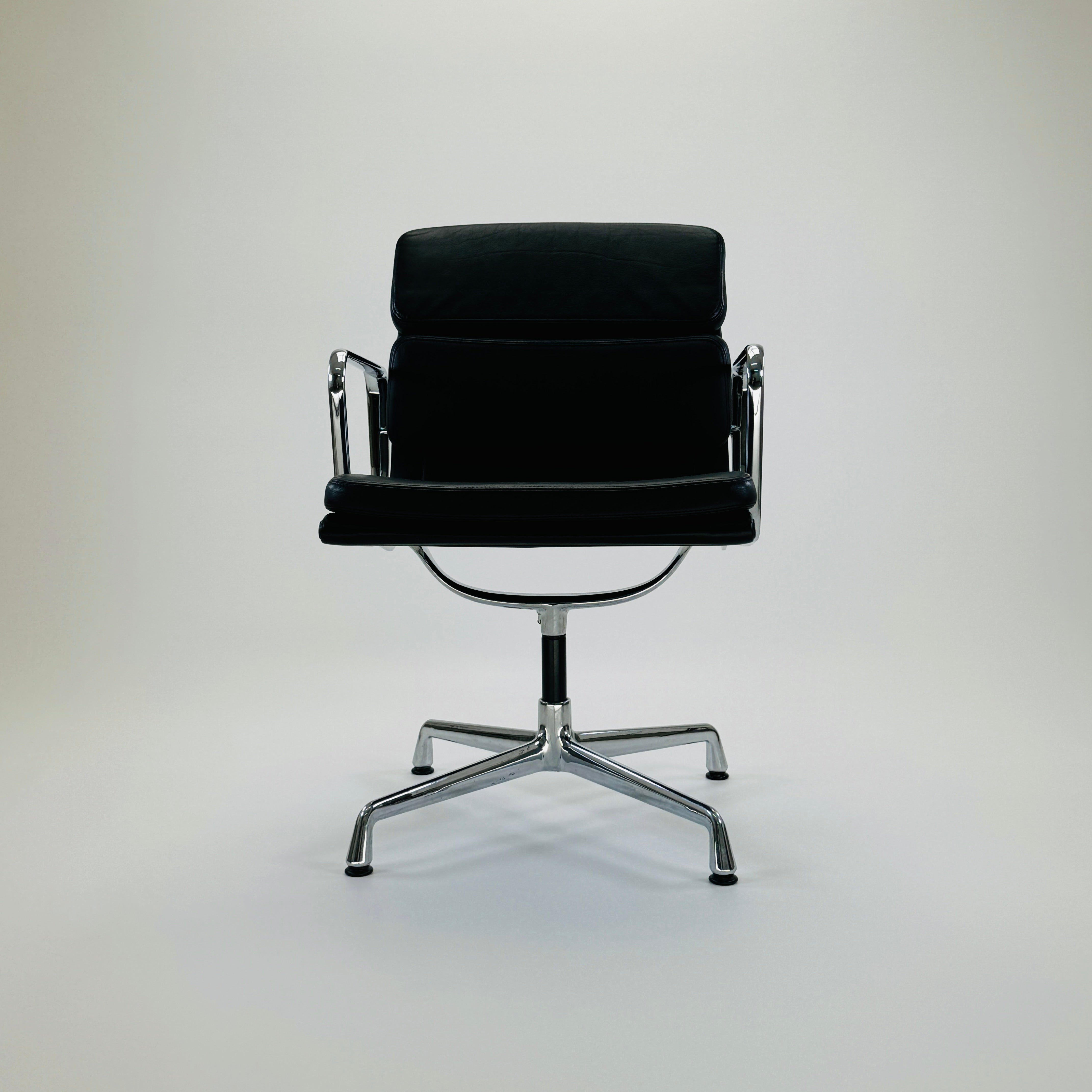 Vitra Eames EA208 Soft Pad Chair Leder Schwarz