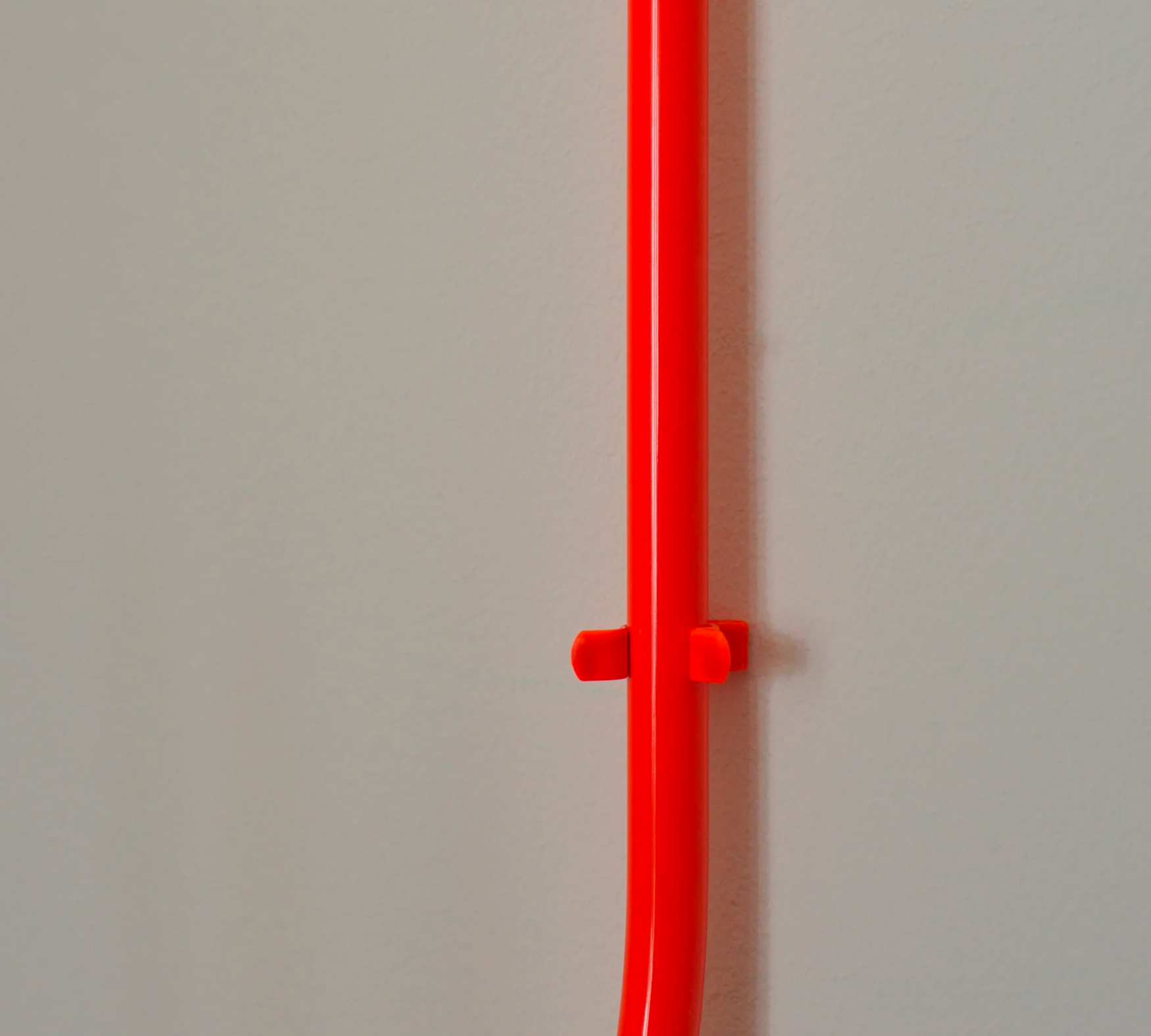 Hanger Arch Wandhaken Stahl Neonrot