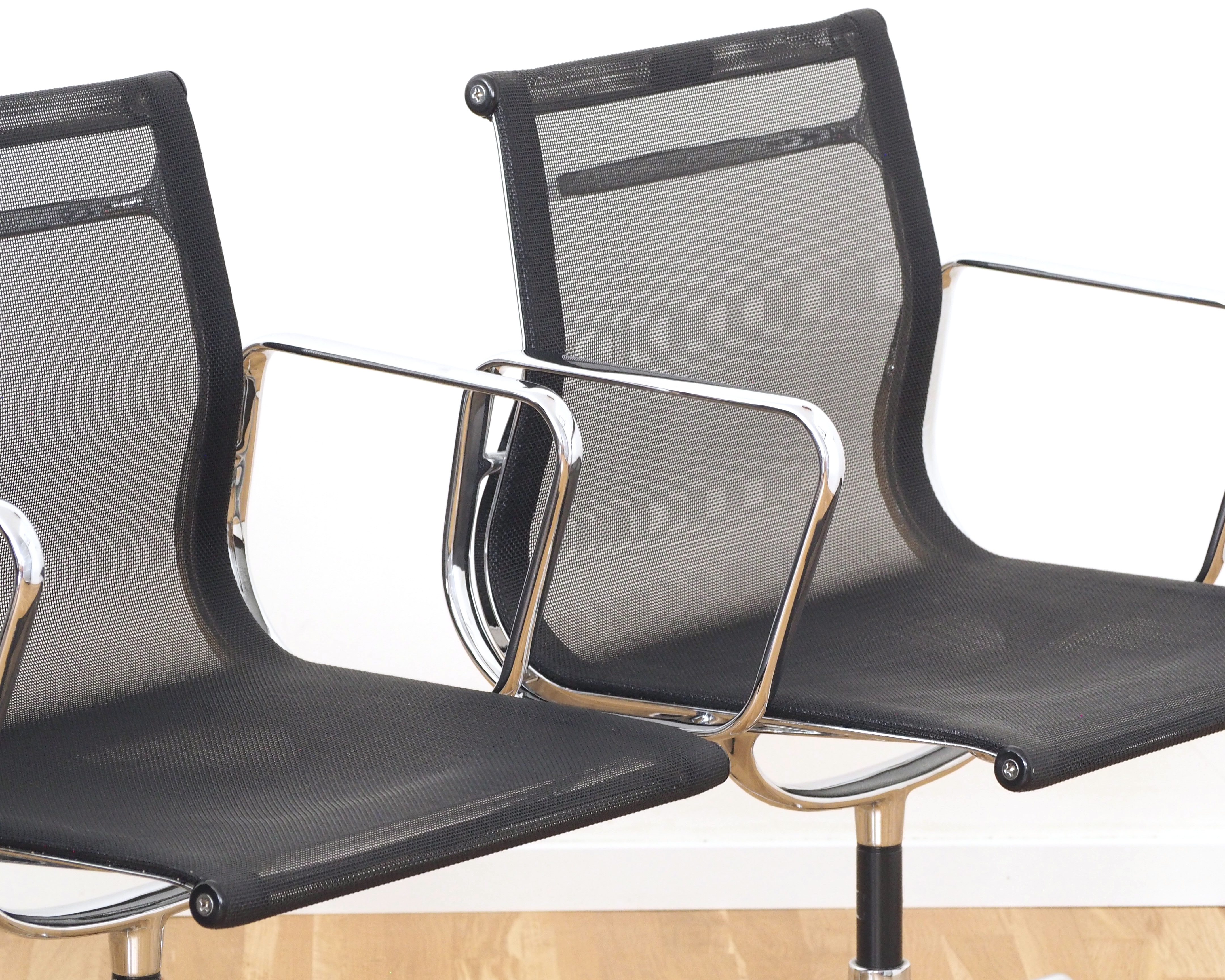 Alu Chair EA 108 Drehbar Netzgewebe Schwarz