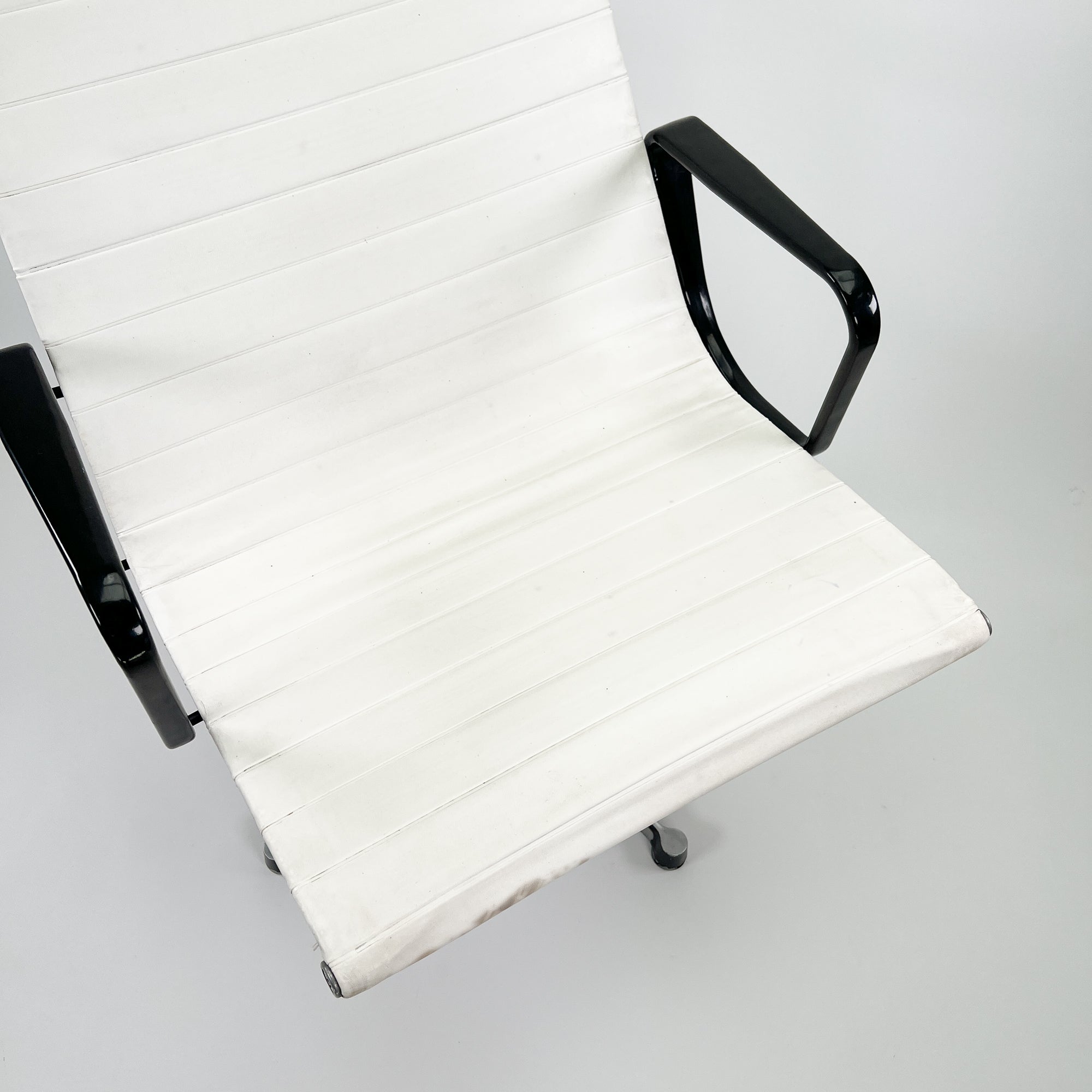 Vitra EA116 Chair Schwarz Weiß