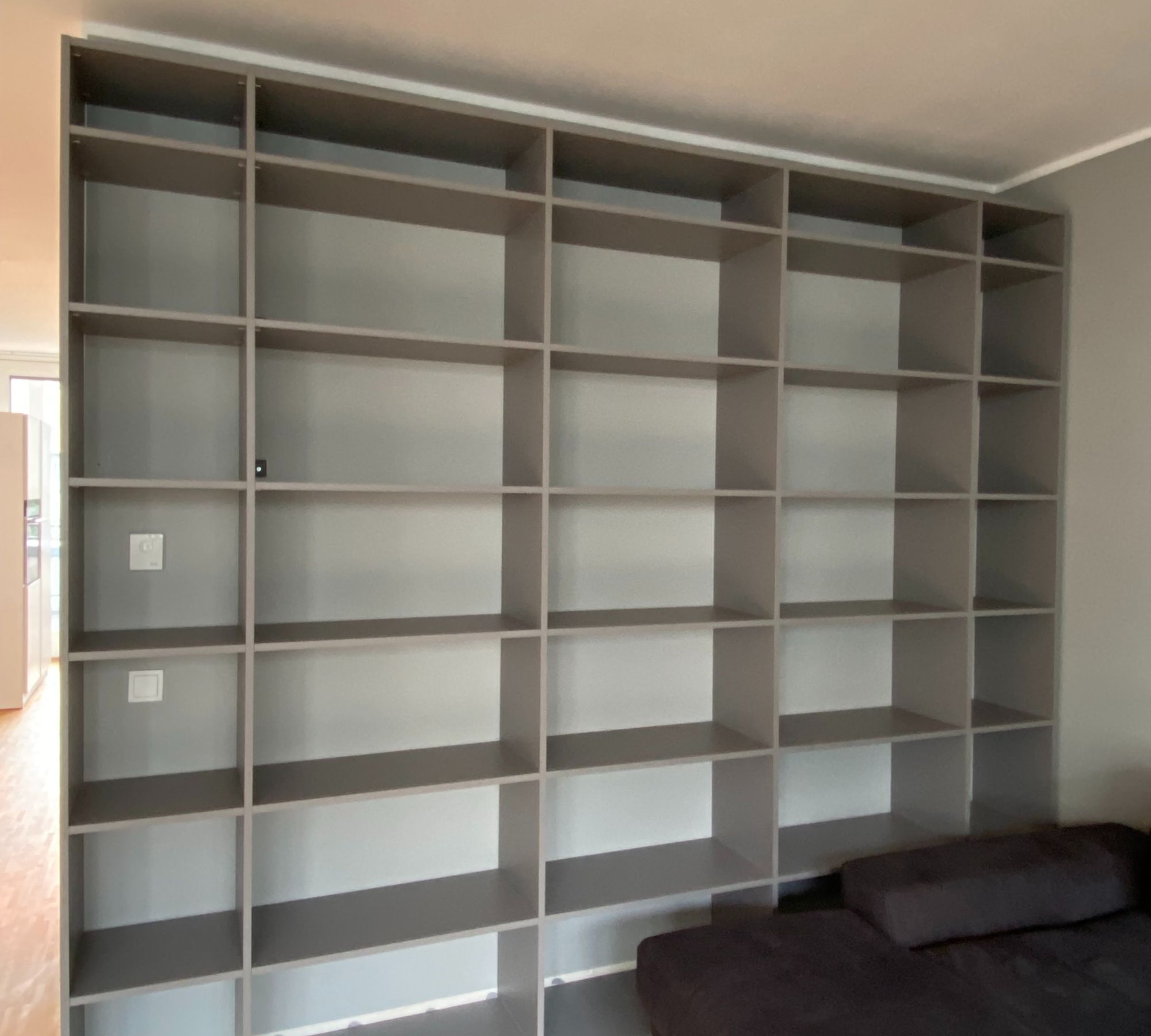 Gryd Bücherregal Holz Grau