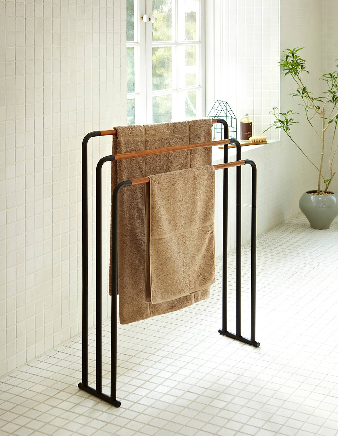 Portasciugamani Plain frassino parzialmente massiccio acciaio nero