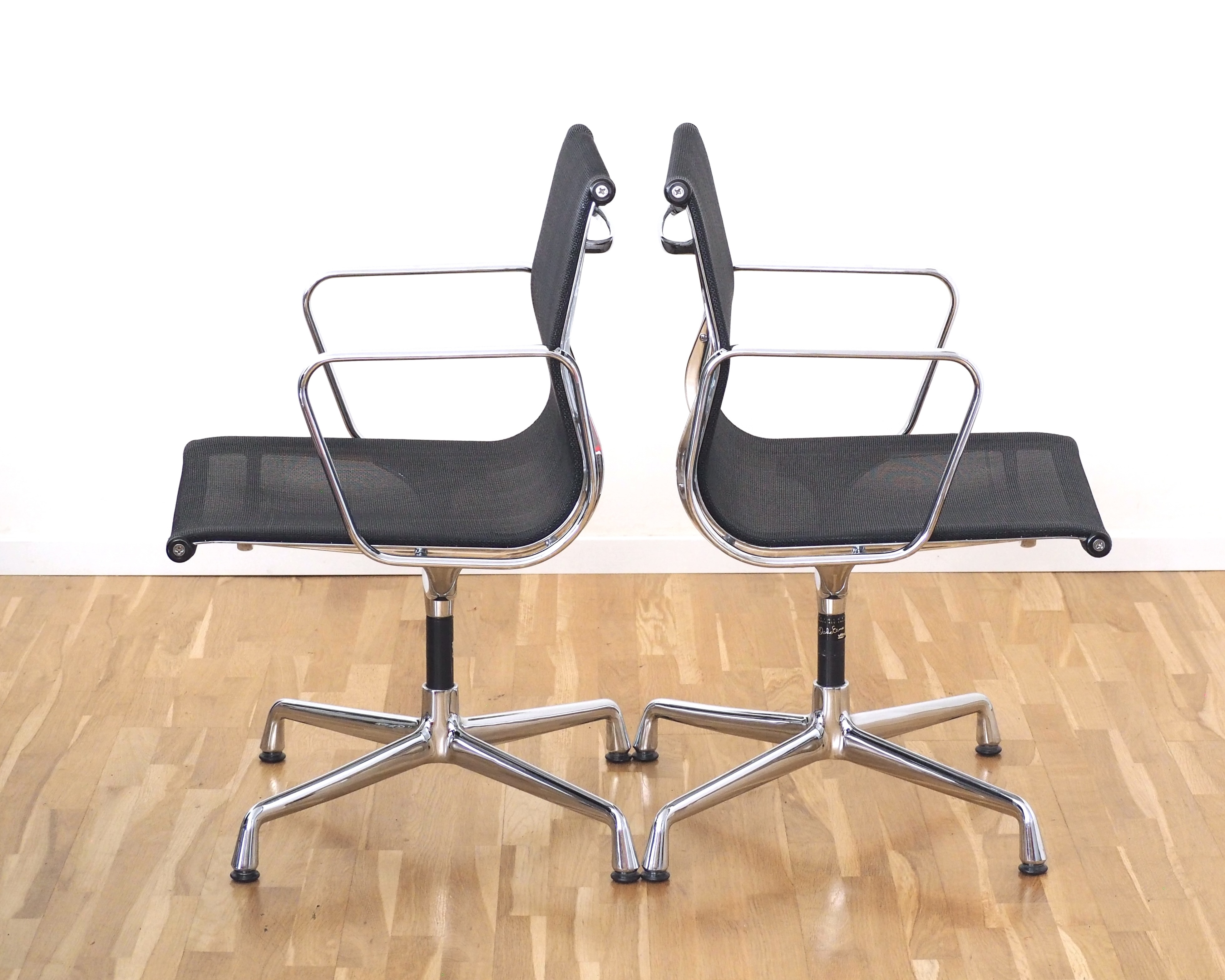 Alu Chair EA 108 Drehbar Netzgewebe Schwarz