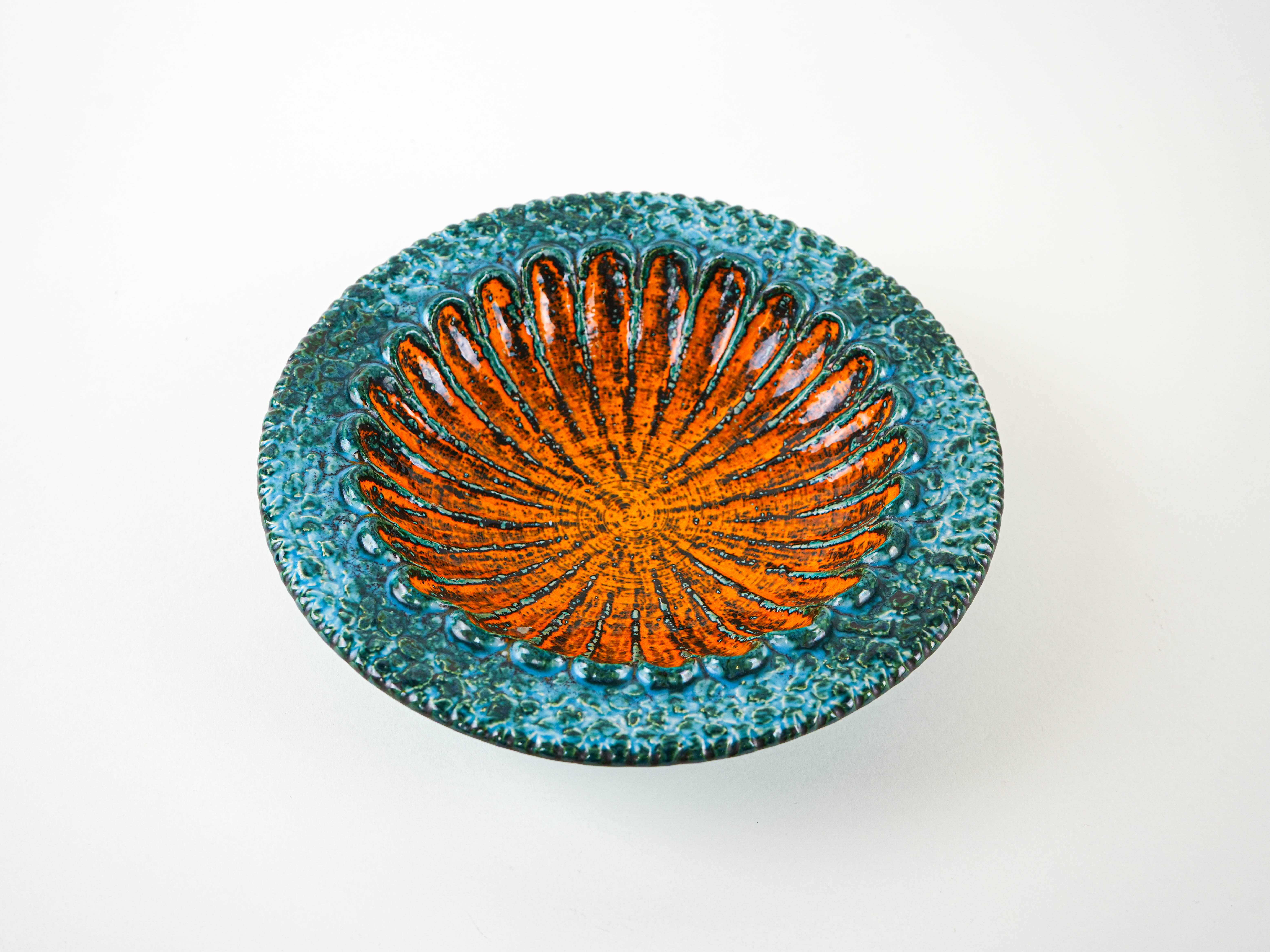 Piatto decorativo in ceramica turchese e arancione anni '60