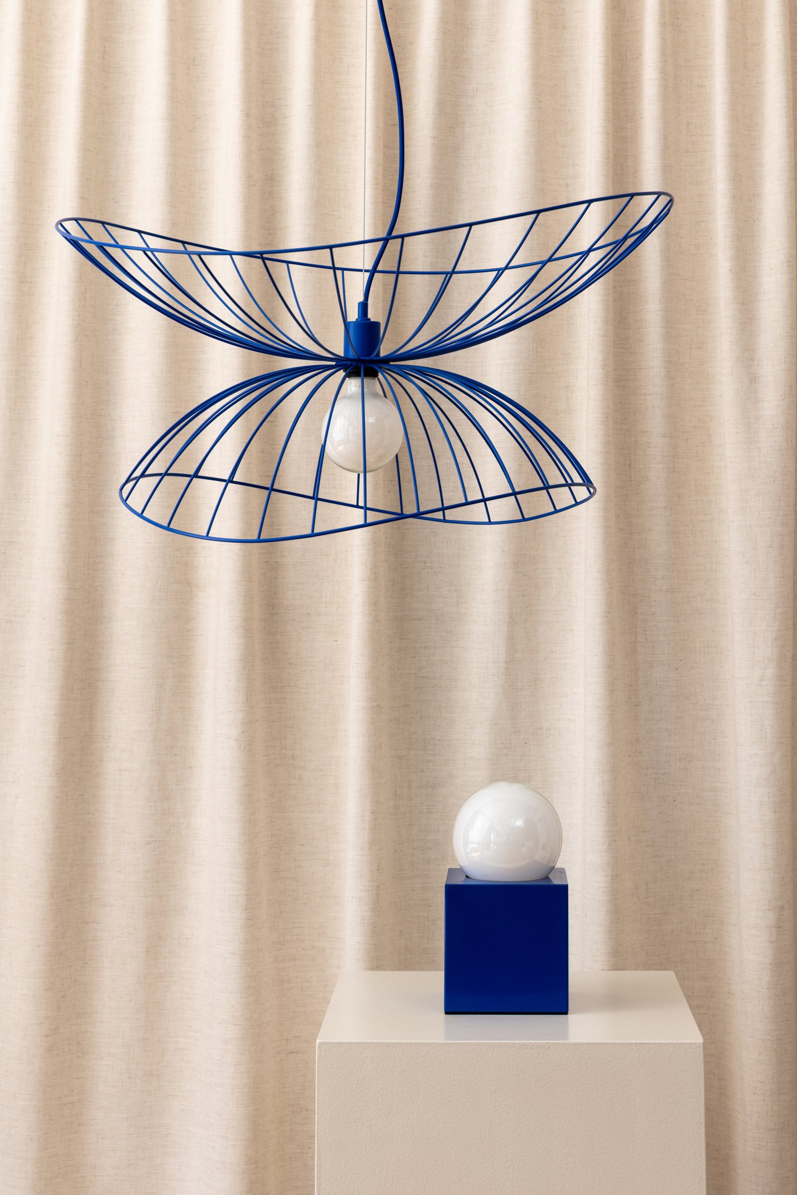 Bob 14 Tischleuchte Blau mit USB-C Ladestation