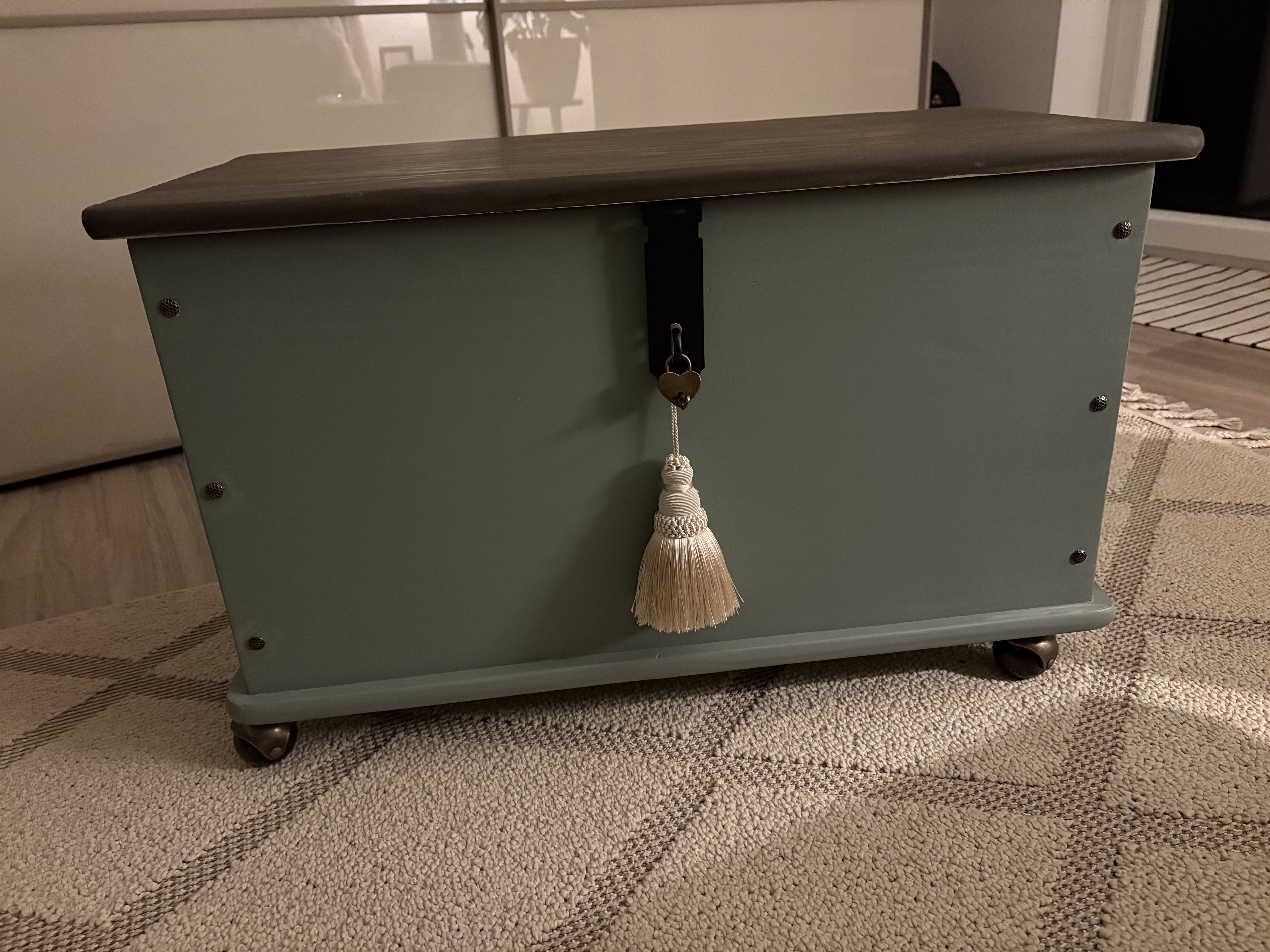 Storage chest on wheels Wood Green