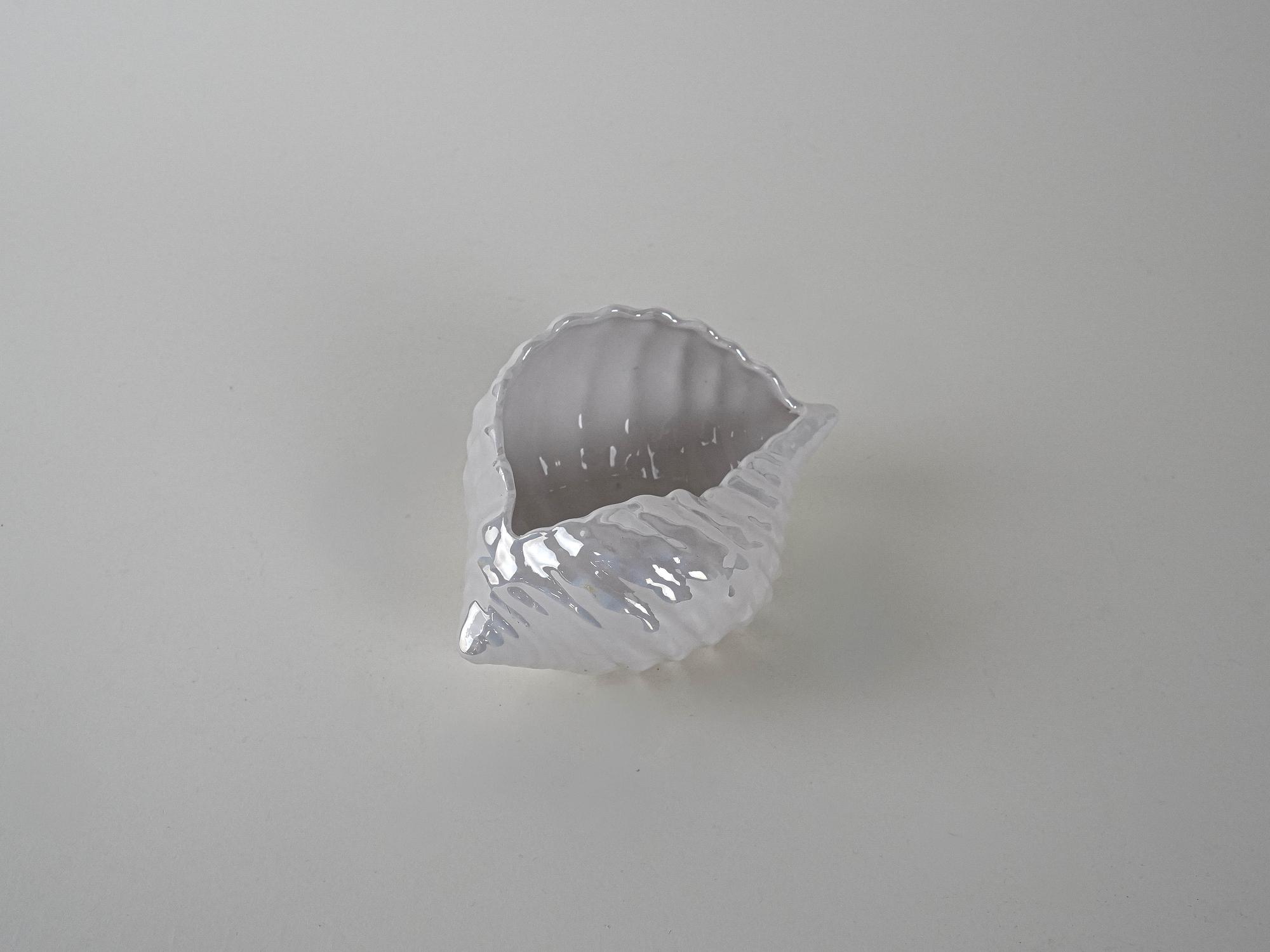 Decorative porcelain shell-shaped bowl White 1970s 6