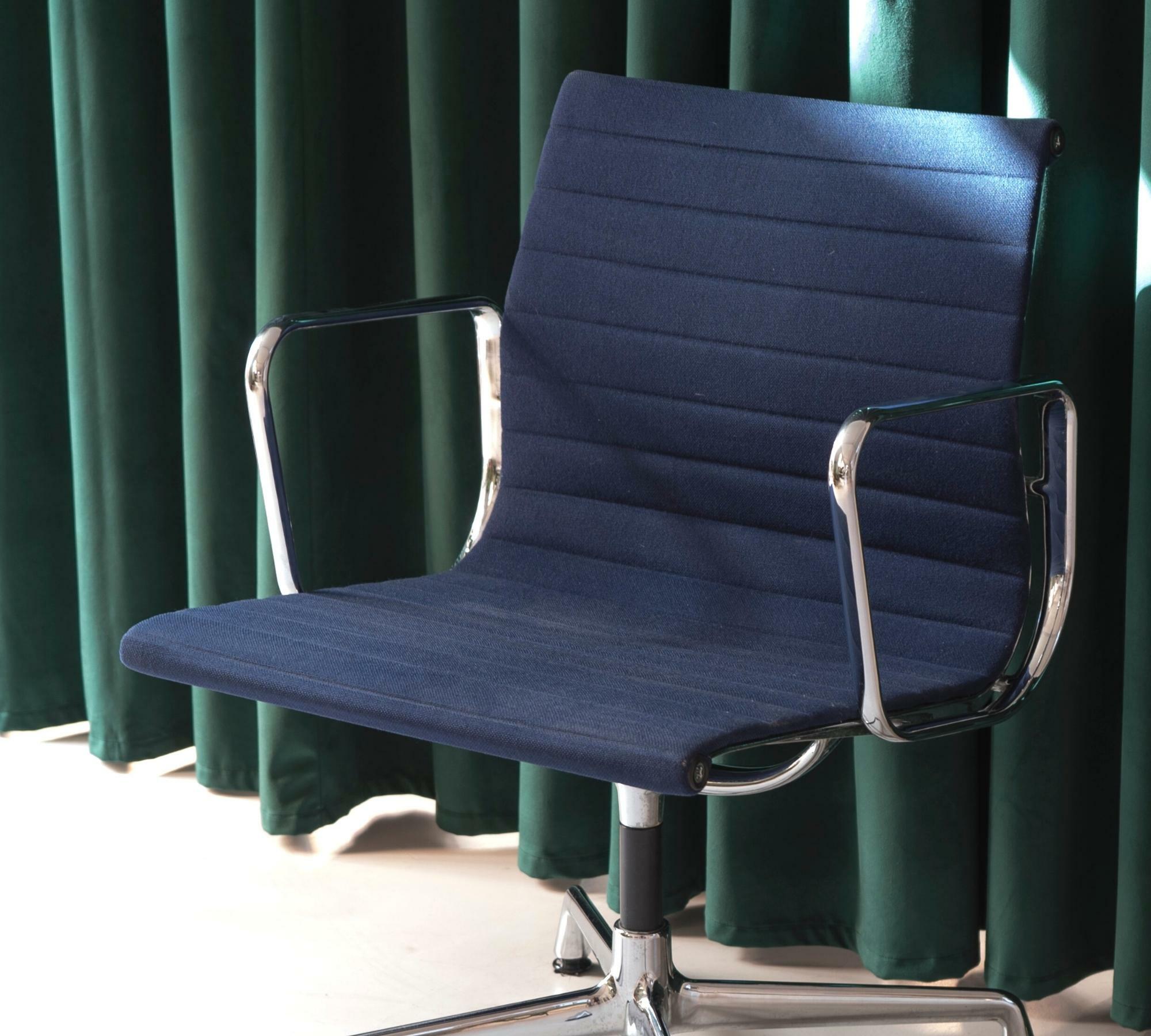 Vitra EA 107 Aluminum Chair Hopsak Blau 1