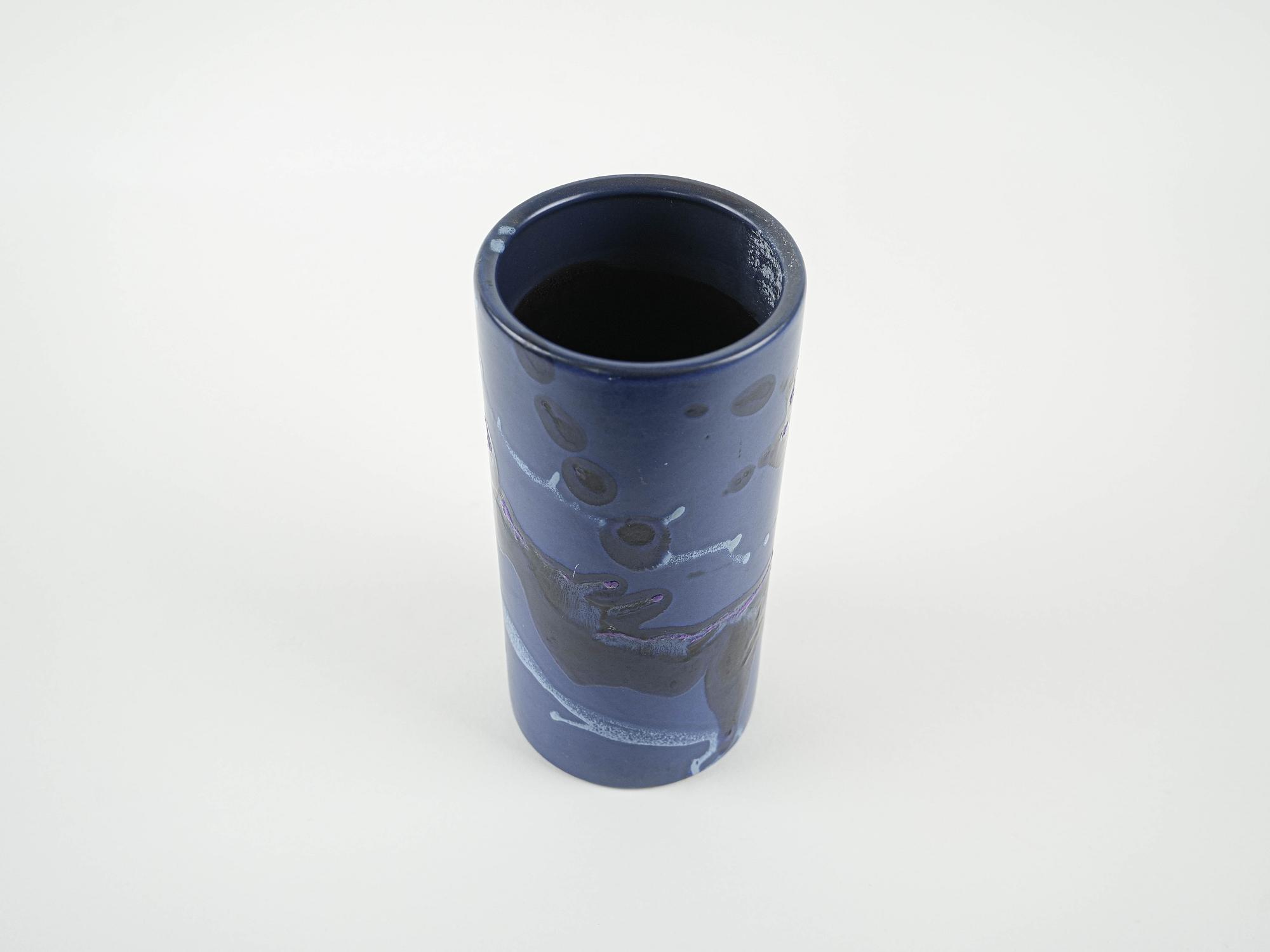 Cylindrical vase 1970s 3