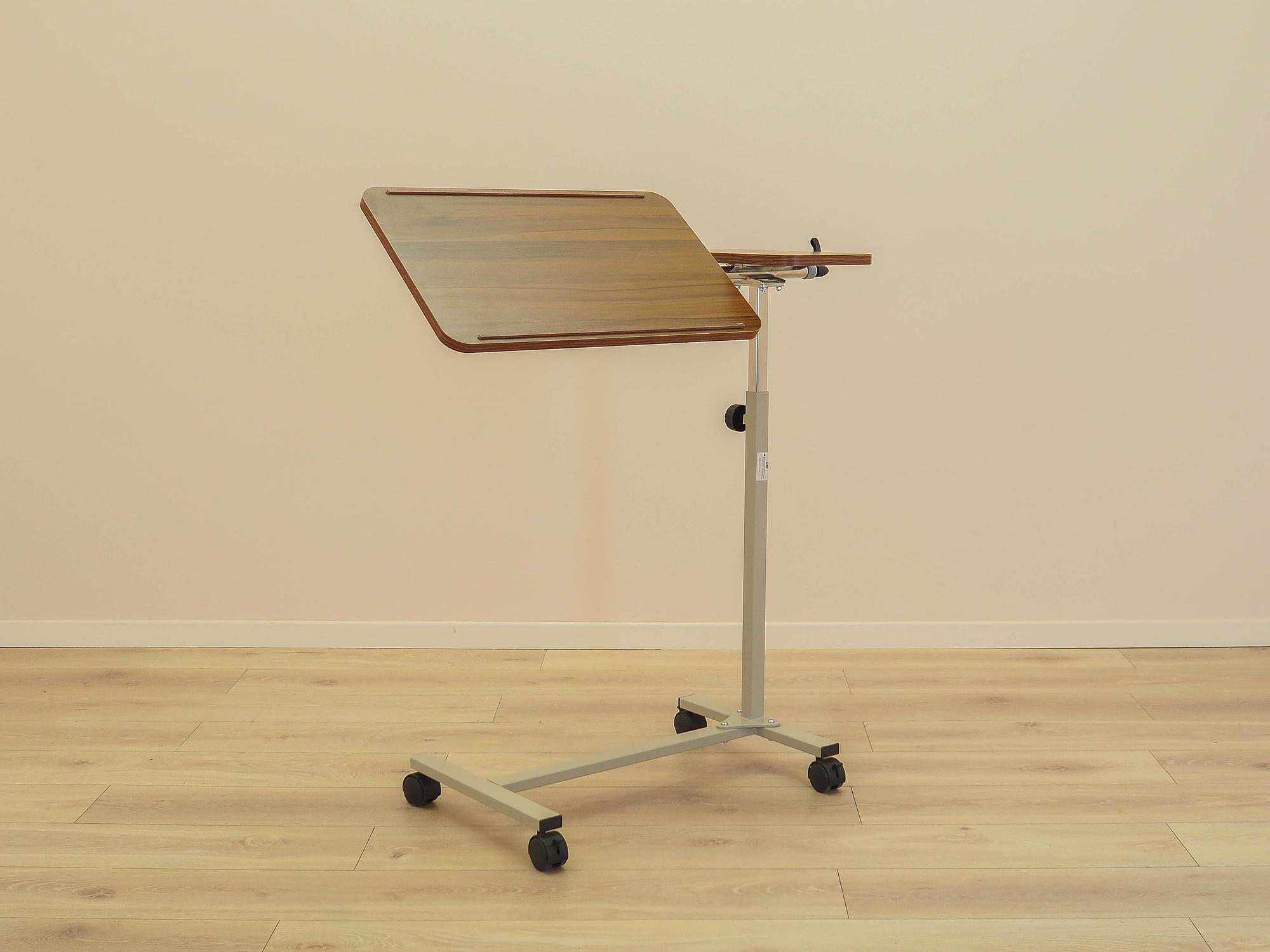Music stand 2000s 1
