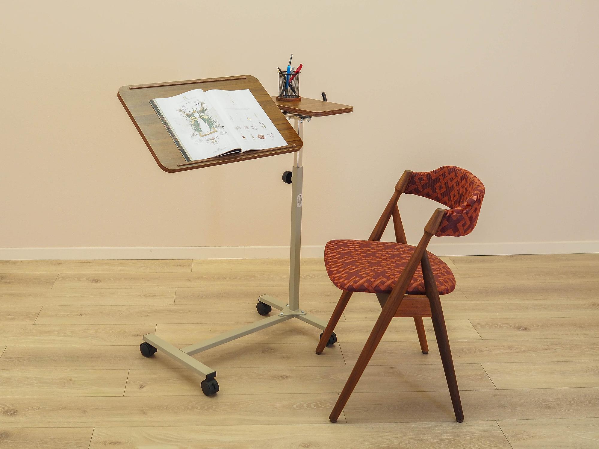 Music stand 2000s 2
