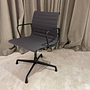 Vitra EA104 Armlehnstuhl Stoff Dunkelgrau Aluminium 4