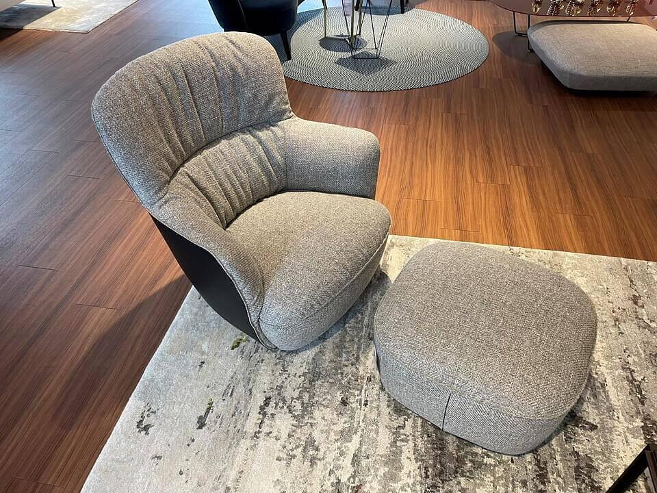 Walter Knoll Sessel Ishino Stoff Savannah Grau mit Hocker 2