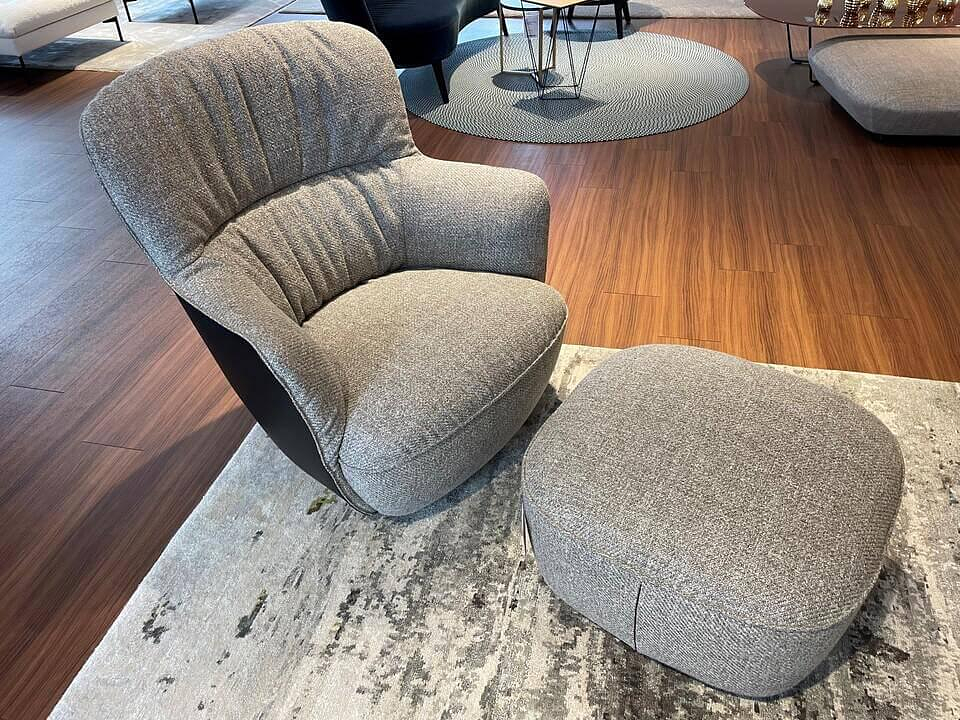 Walter Knoll Sessel Ishino Stoff Savannah Grau mit Hocker 3