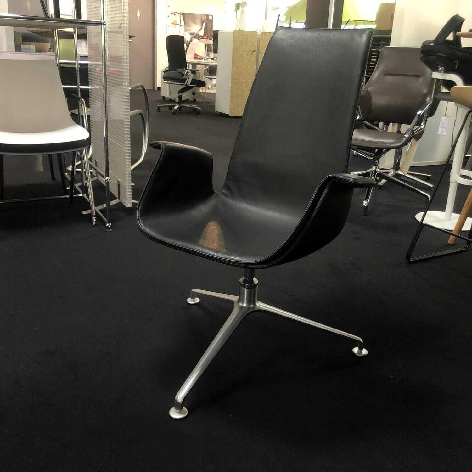 FK Schalensessel Leder 65 Schwarz Aluminium Kreuzfuß 4