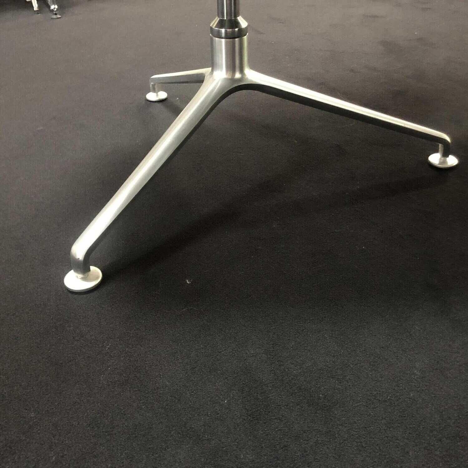 FK Schalensessel Leder 65 Schwarz Aluminium Kreuzfuß 7