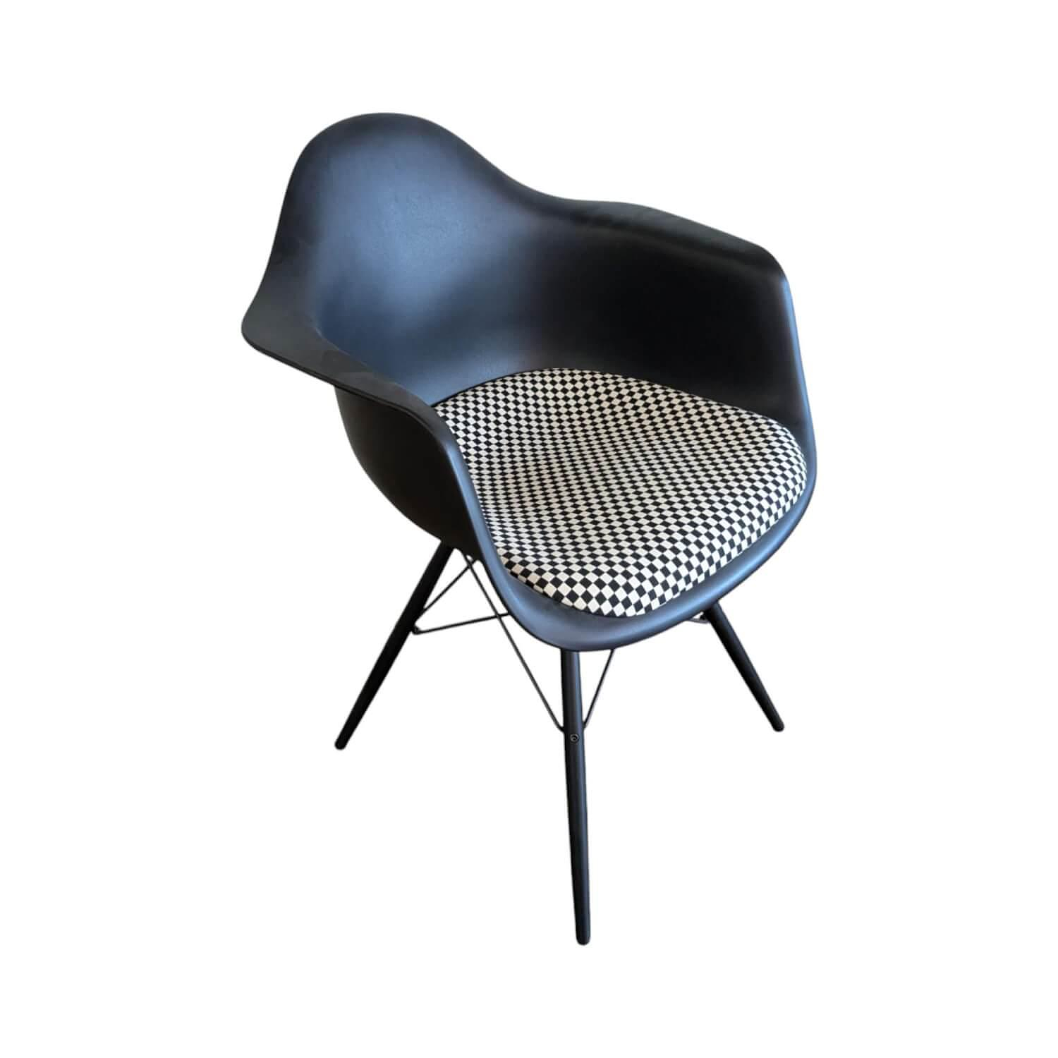 Eames Kunststoff-Sessel DAW Stoff Checker 01 Schwarz Weiß 0