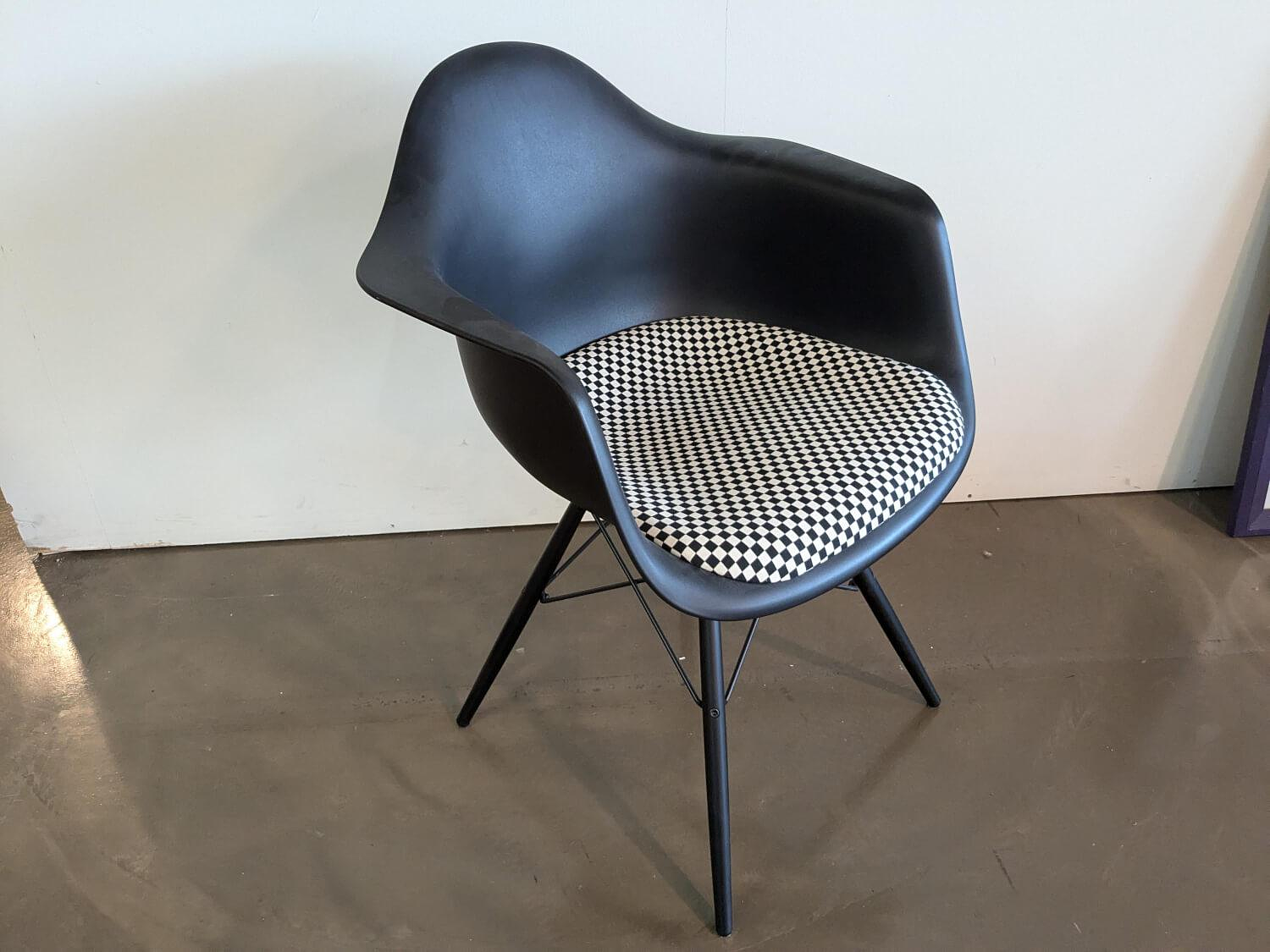 Eames Kunststoff-Sessel DAW Stoff Checker 01 Schwarz Weiß 4