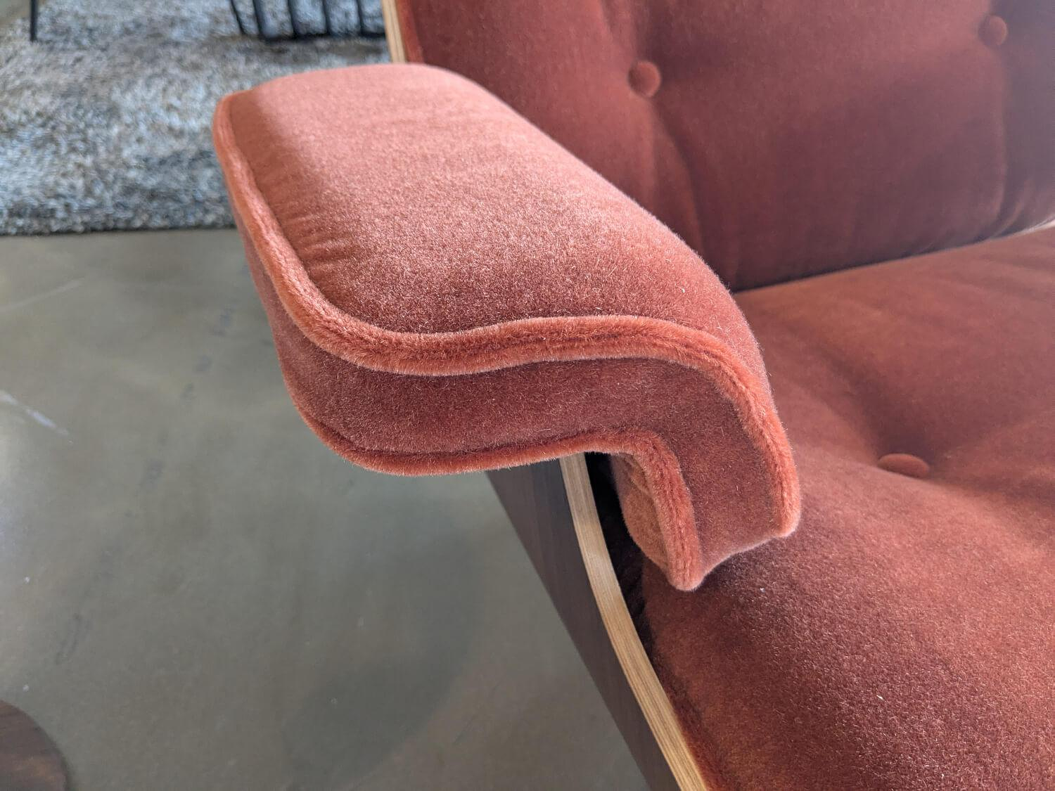 Vitra Sessel Lounge Chair Stoff Calma Brandy Rot mit Ottoman 3