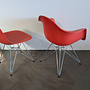 Vitra Eames Plastic Sidechair und Armchair Rot Kunststoff 1